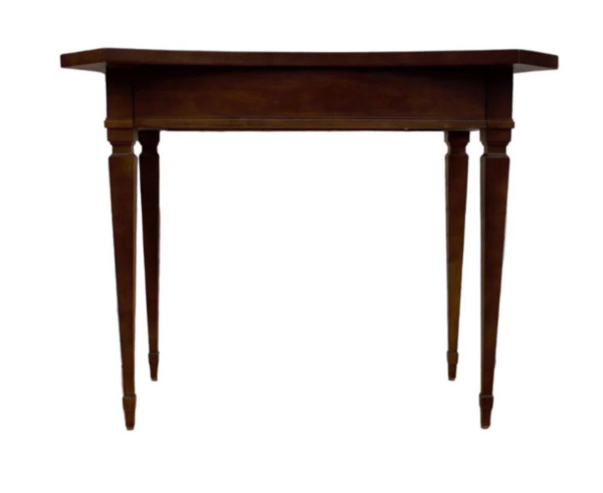 Vintage Baker Furniture Federal Style  Inlaid Tea Side Table In Good Condition For Sale In Chicago, IL