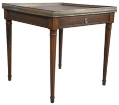 Vintage Baker Muebles Francés Estilo Luis XVI Mesa de centro de nogal Galería de latón