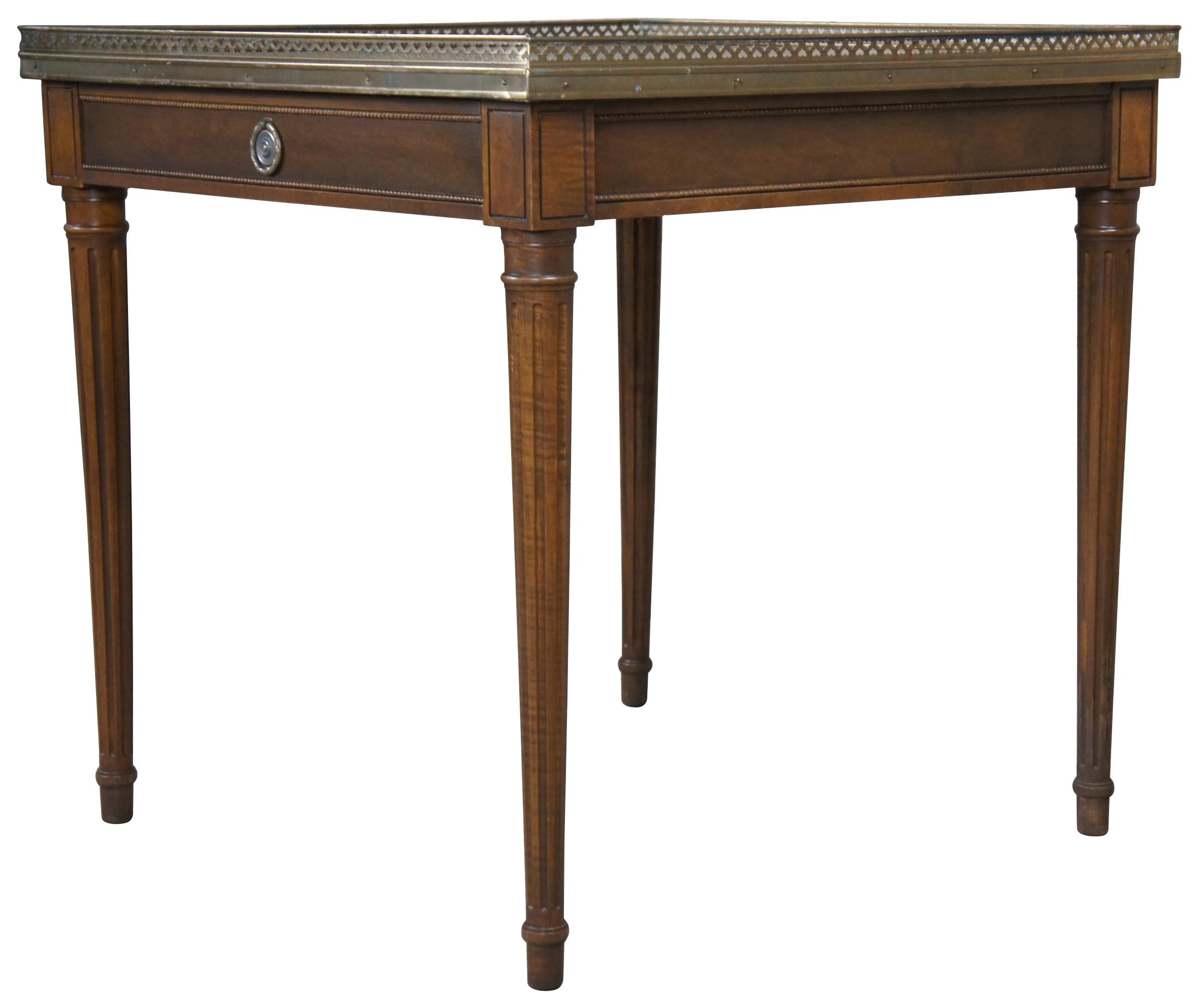 Table d'appoint française de style Louis XVI en noyer et galerie en laiton vintage Baker Furniture Bon état - En vente à Dayton, OH