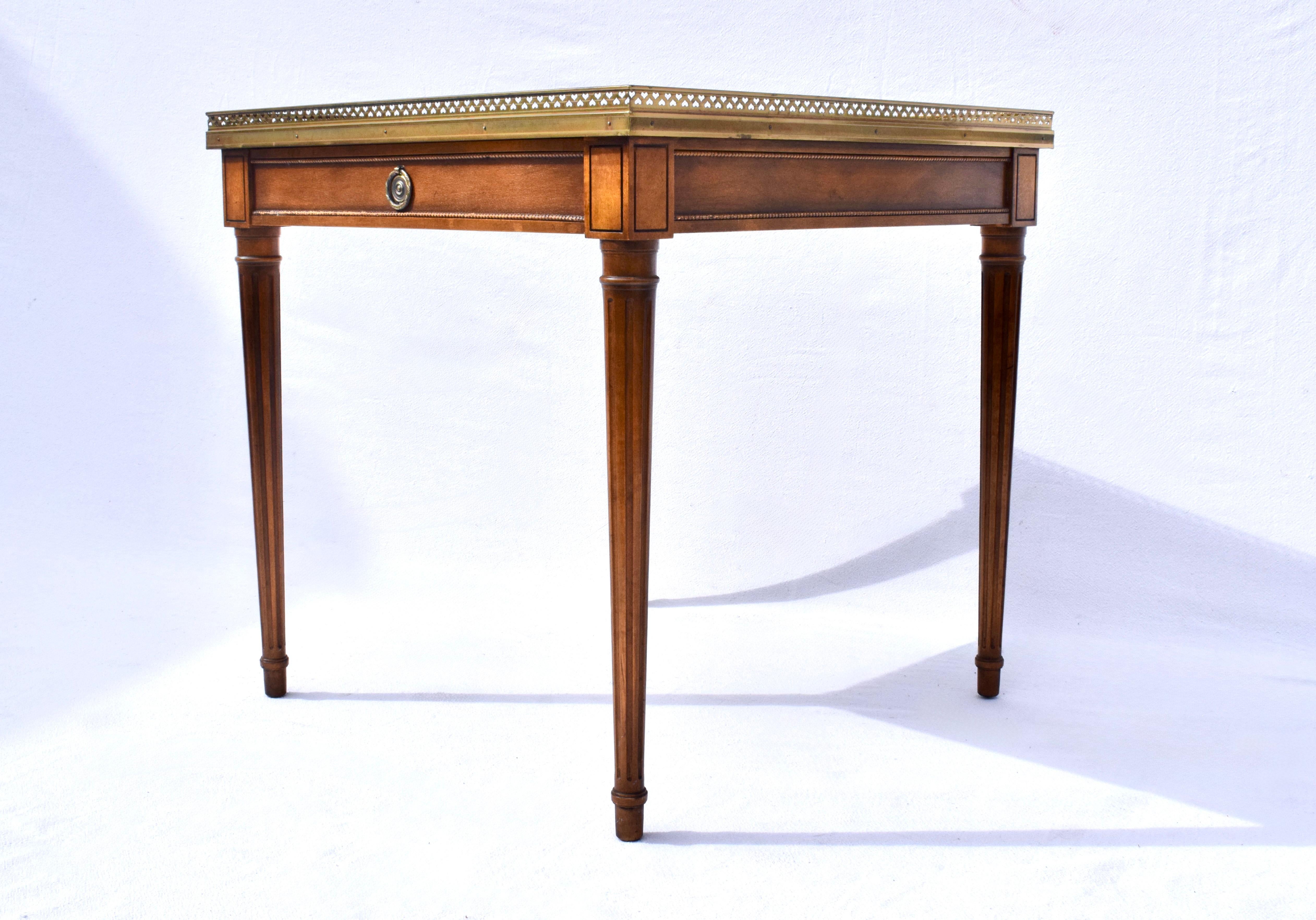 Vintage Baker Furniture French Louis XVI Style Walnut Accent Table Brass Gallery Bon état - En vente à Southampton, NJ