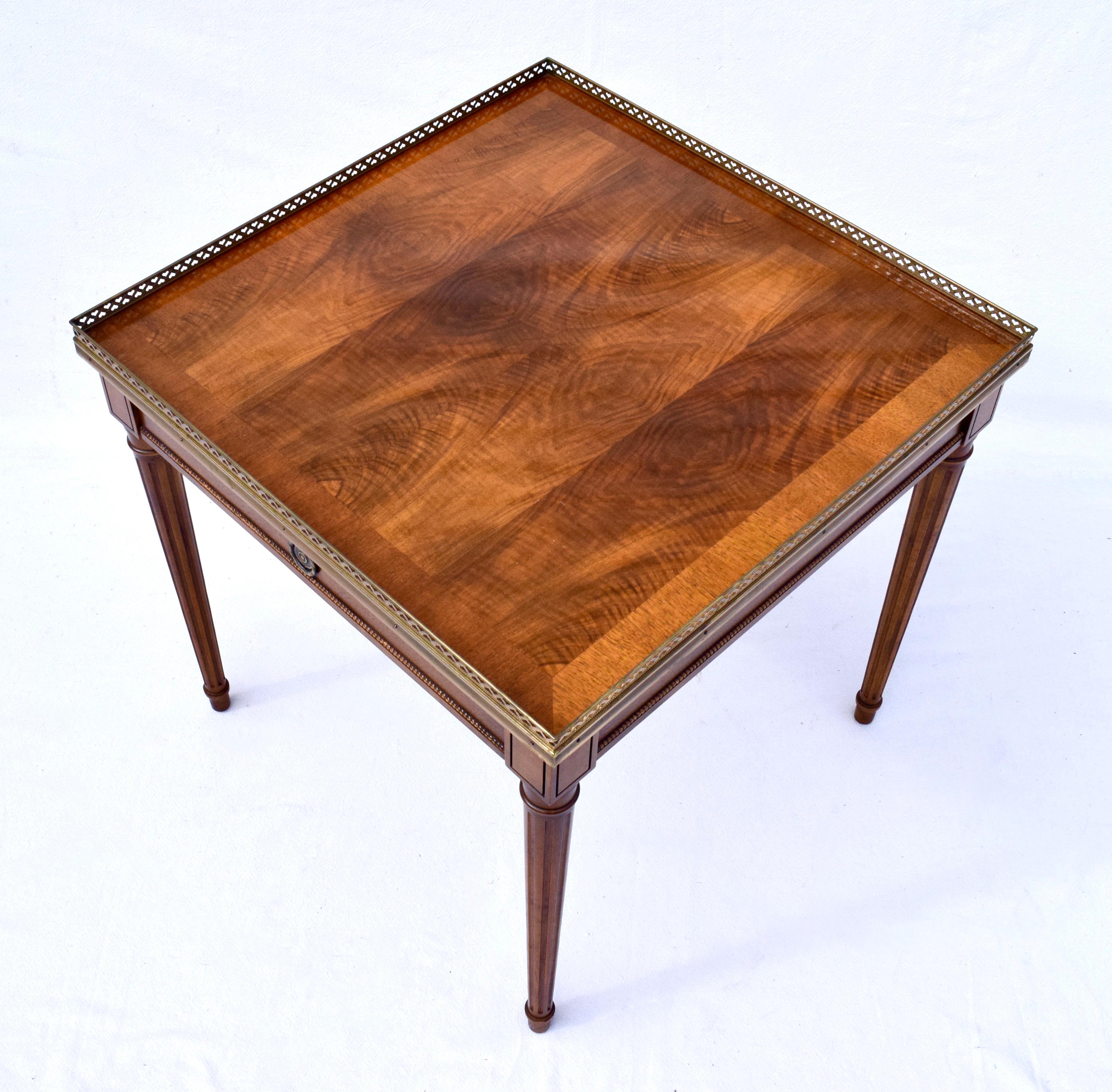 20ième siècle Vintage Baker Furniture French Louis XVI Style Walnut Accent Table Brass Gallery en vente