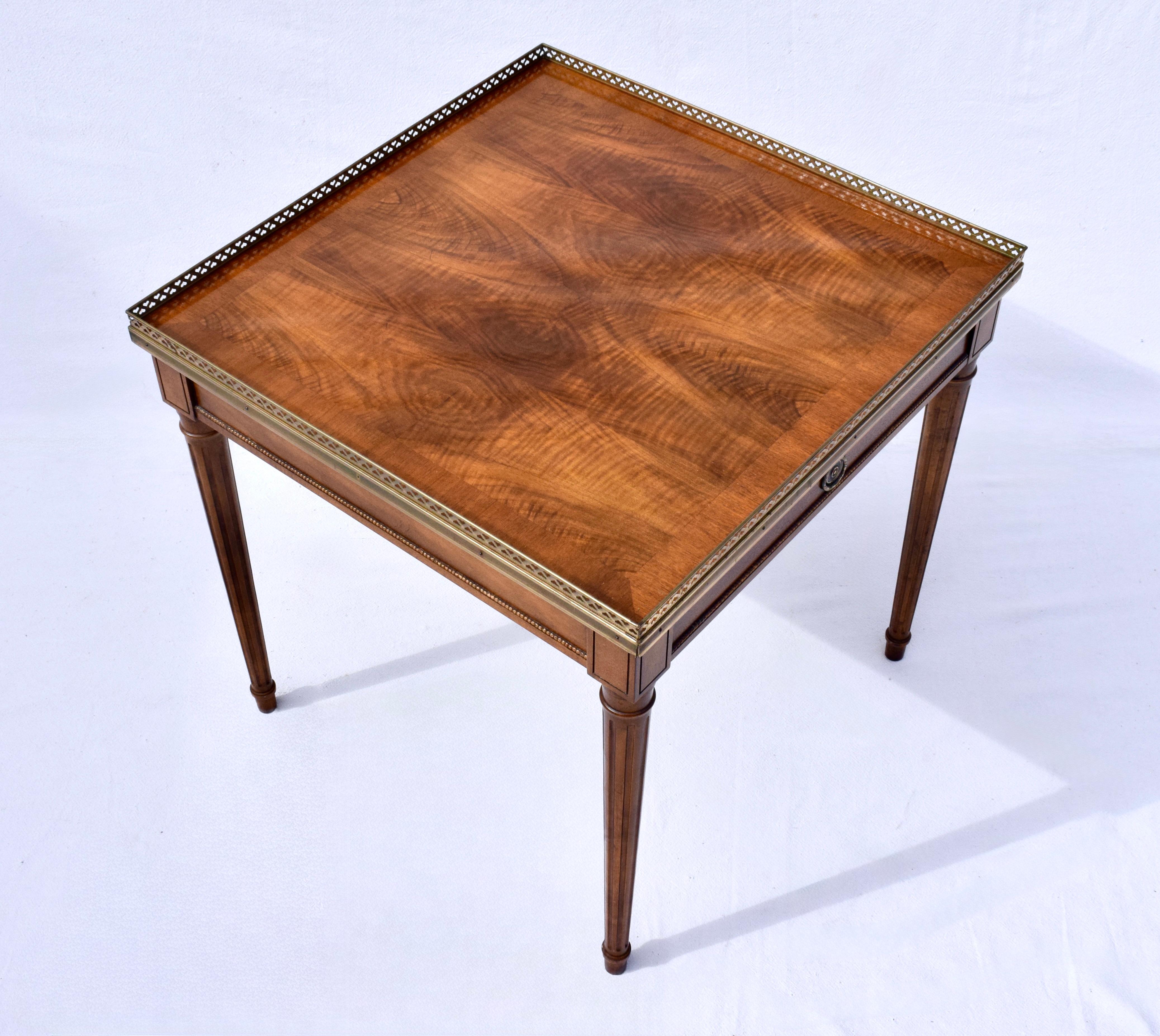 Vintage Baker Furniture French Louis XVI Style Walnut Accent Table Brass Gallery en vente 1