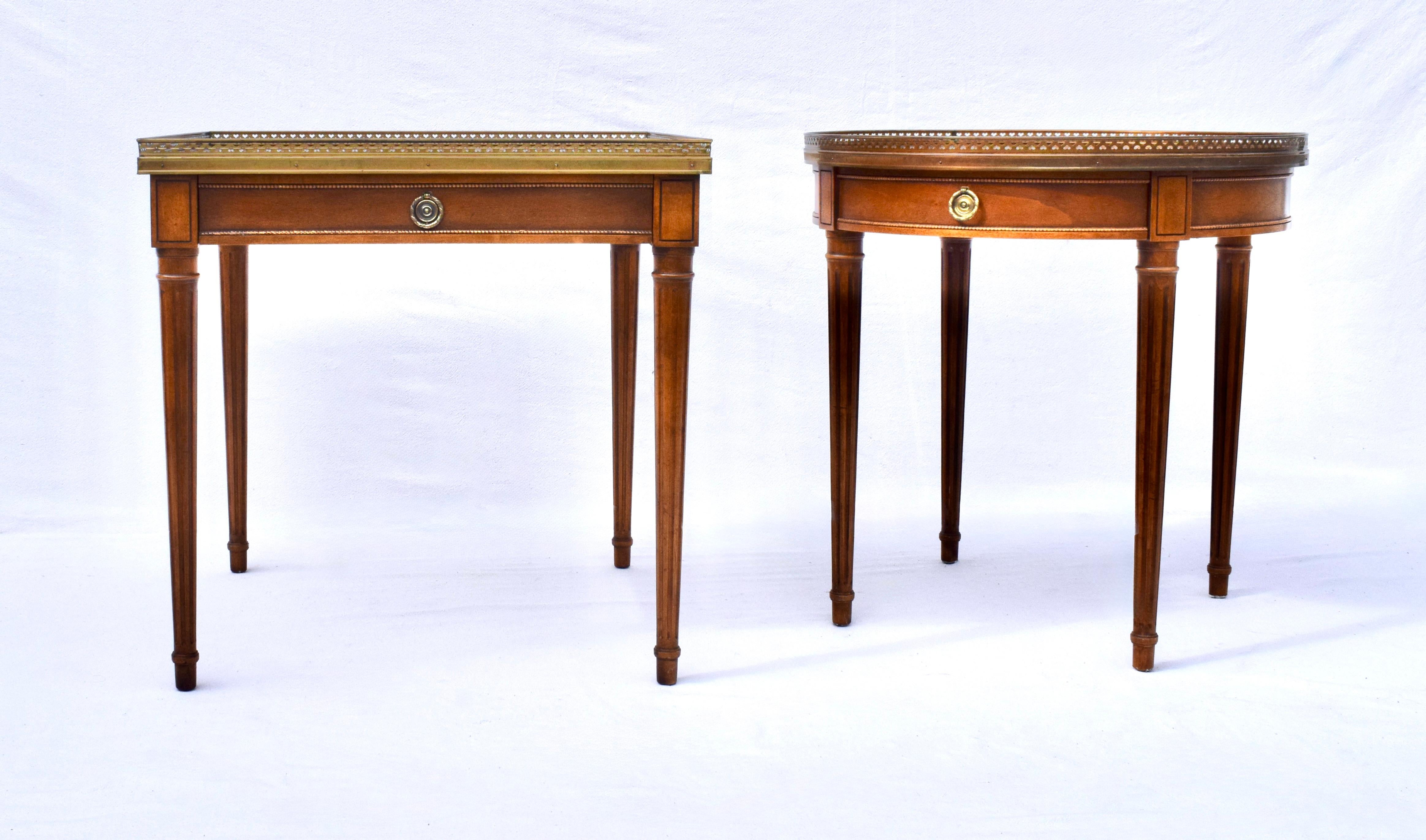 Vintage Baker Furniture French Louis XVI Style Walnut Accent Table Brass Gallery en vente 2