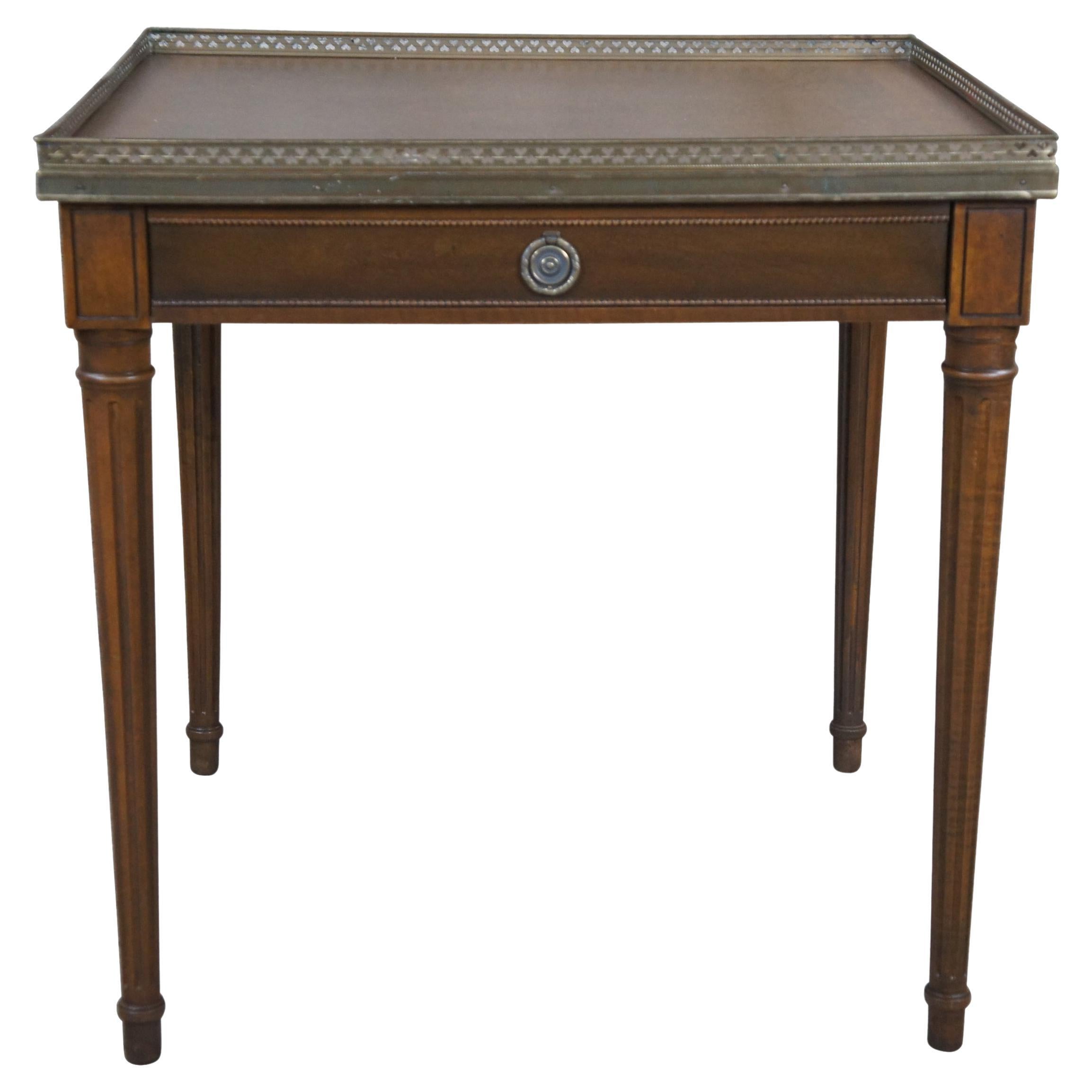 Table d'appoint française de style Louis XVI en noyer et galerie en laiton vintage Baker Furniture