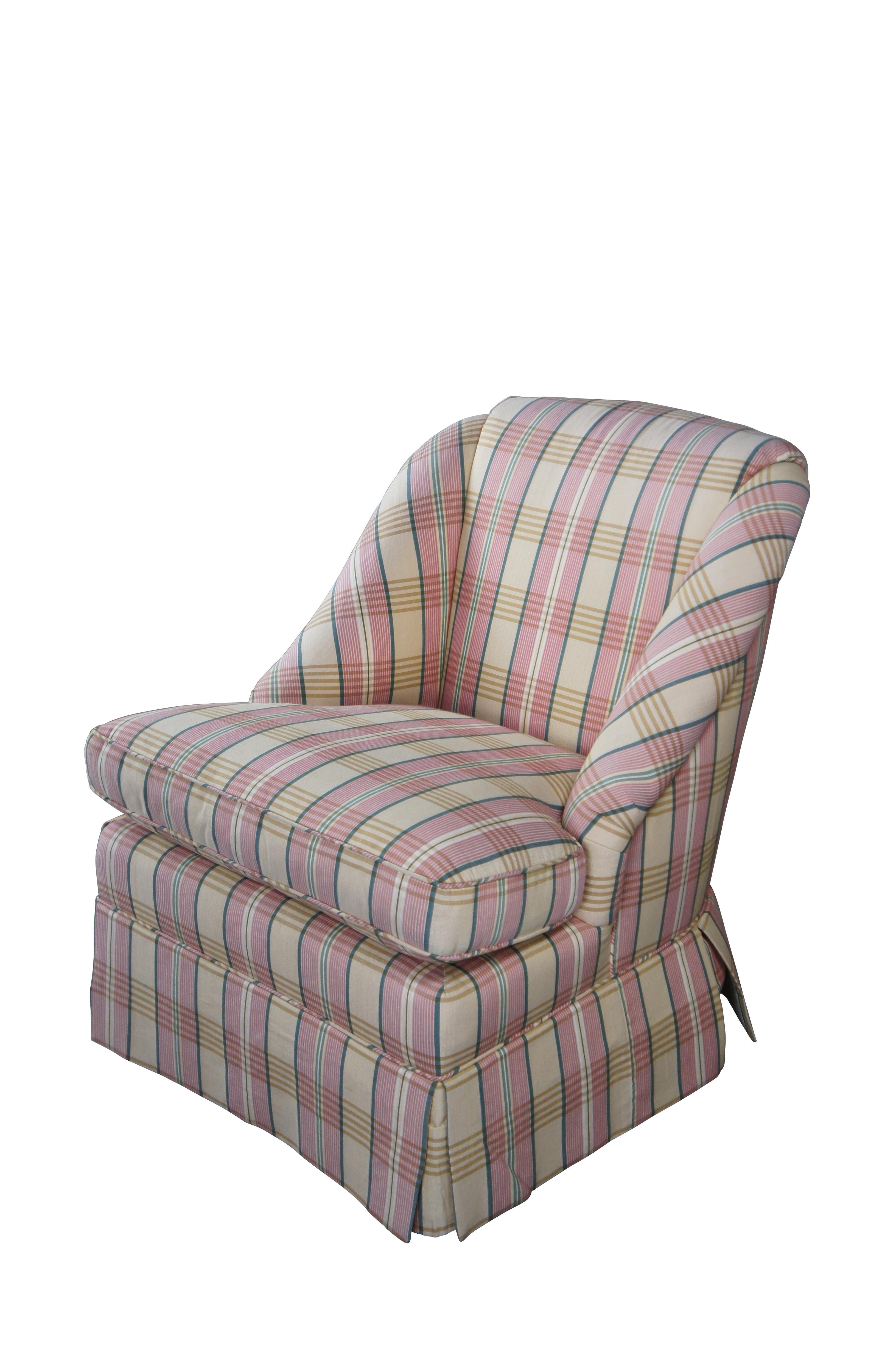 Sedia da club/salotto/biblioteca vintage di Baker Furniture con braccioli arrotolati con base a zoccolo e tappezzeria a quadri rosa/verde/giallo.  Realizzato da Baker in High Point North Carolina, imbottito di piume di uccelli