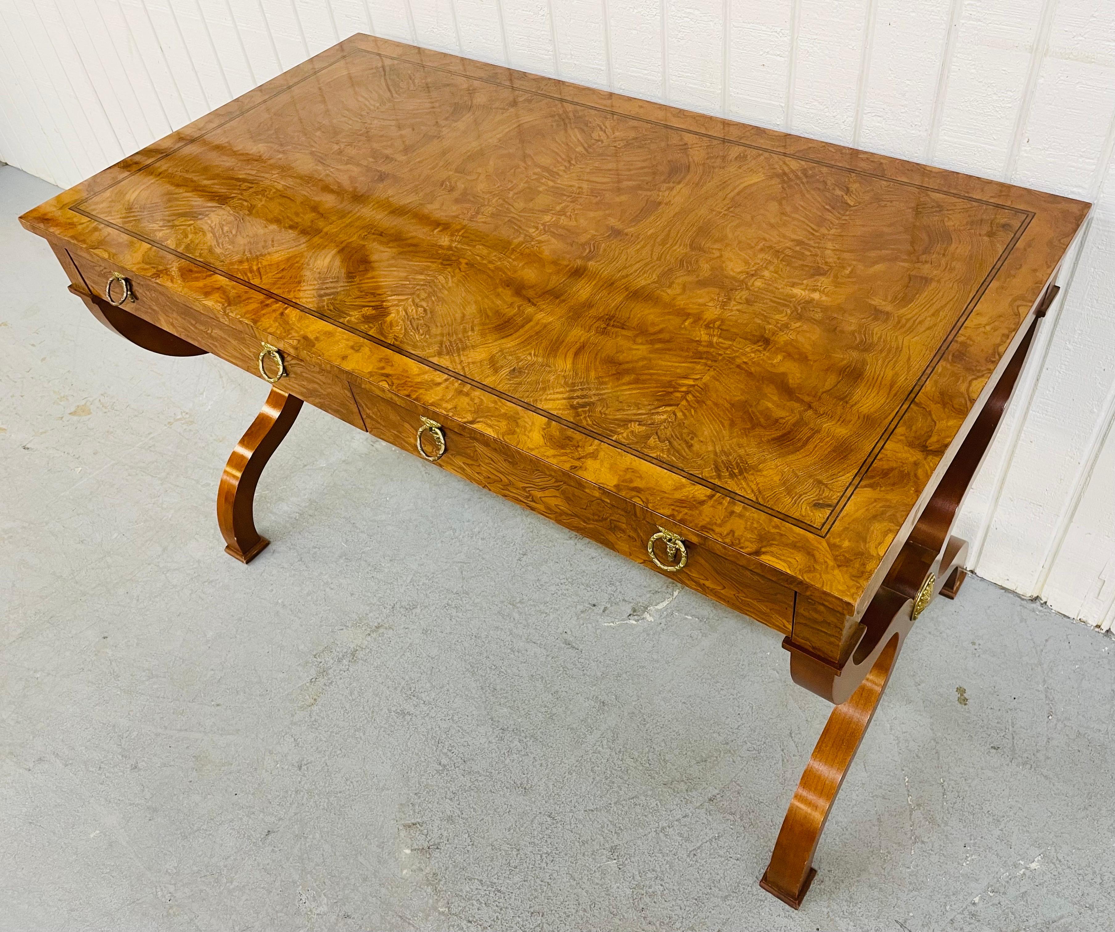 Diese Auflistung ist für eine Vintage Baker Furniture Regency Style Burled Writing Desk. Mit einer schönen rechteckigen Platte aus genopptem Holz, Beinen im Regency-Stil mit Verbindungsstreben, zwei Schubladen zur Aufbewahrung, originalen Griffen,