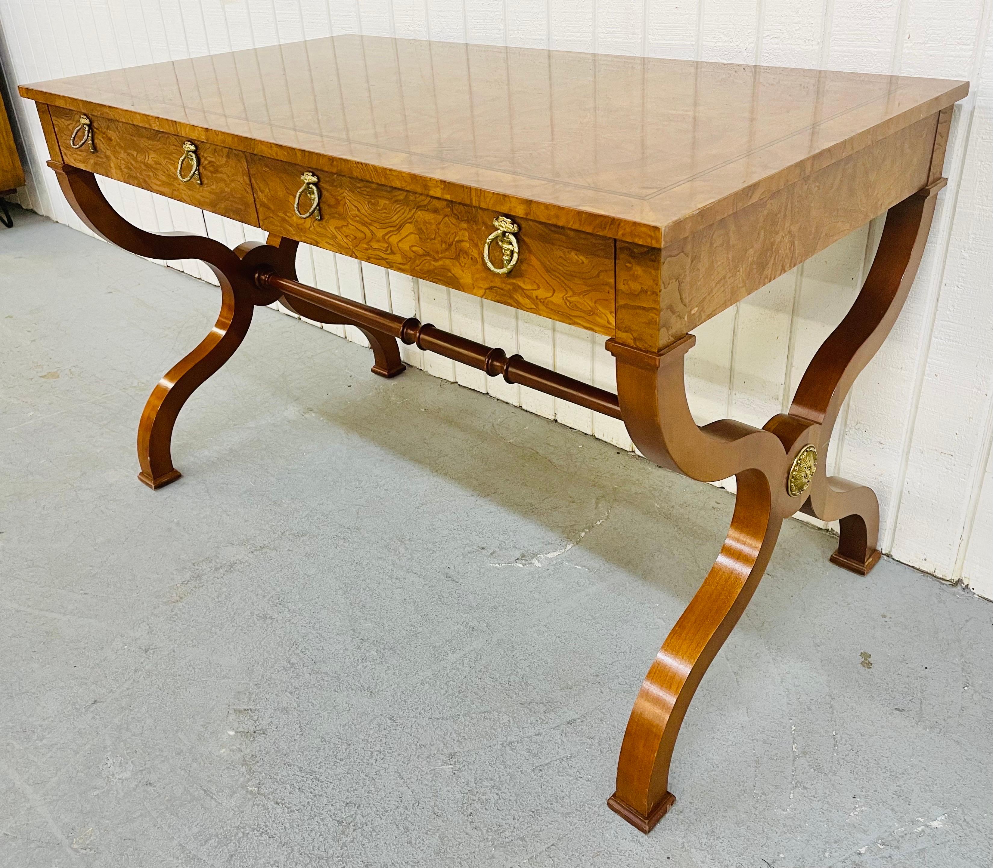 Baker Furniture Regency-Schreibtisch mit Wurzelholz (Ende des 20. Jahrhunderts) im Angebot