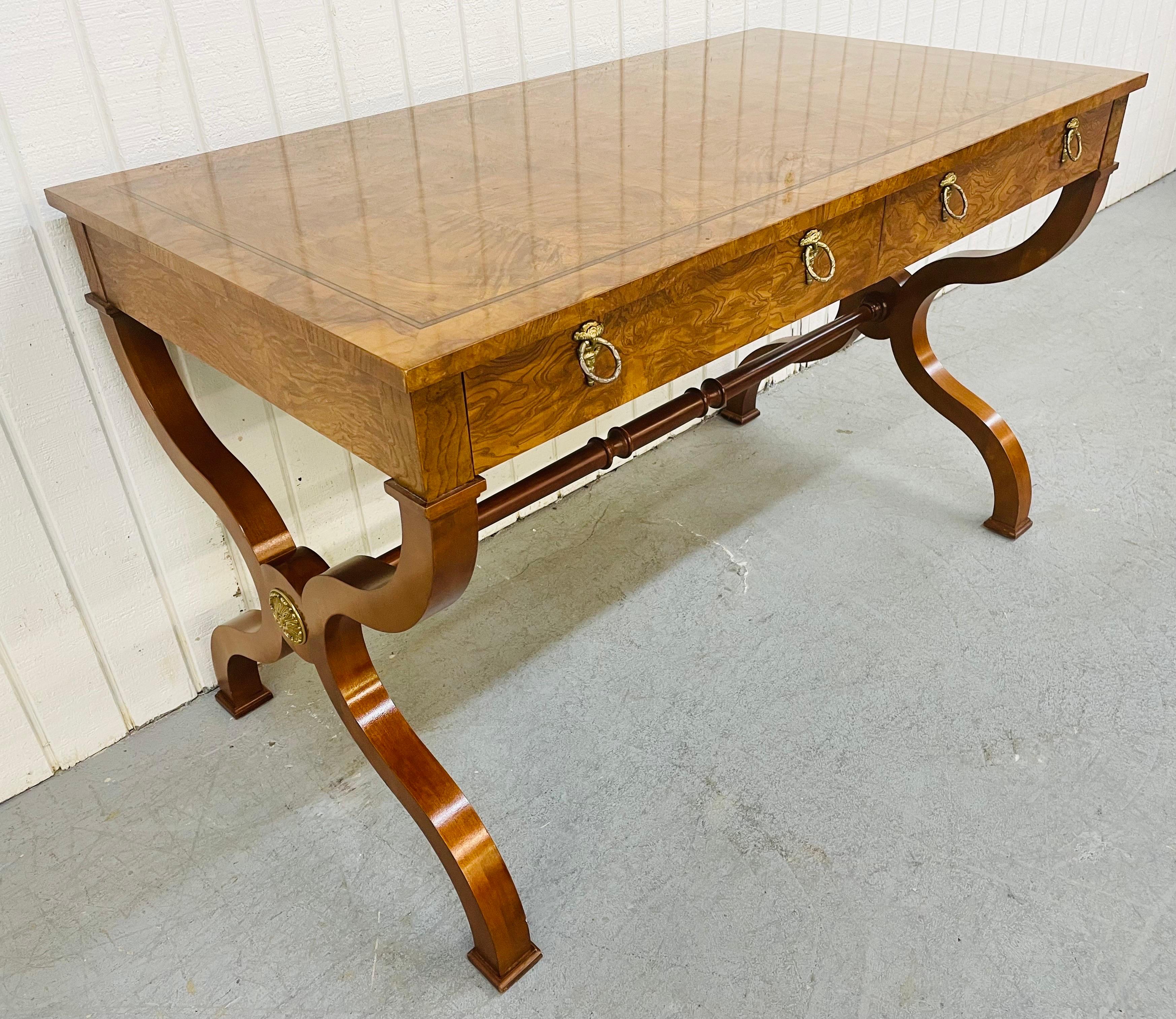 Laiton Vintage Baker Furniture Regency Style Bureau d'écriture en bois flammé en vente