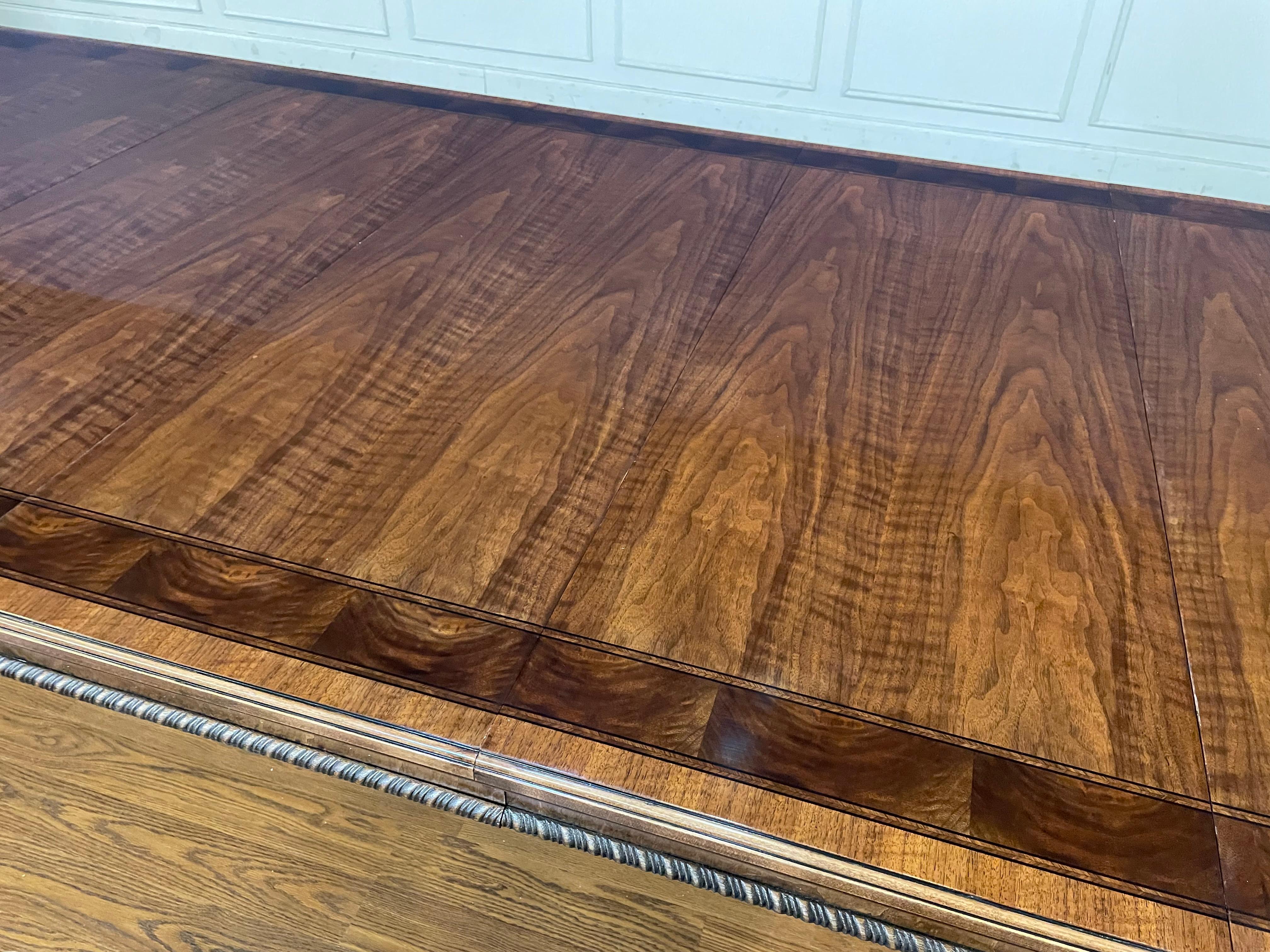 Vintage Baker Furniture Stately Home Table de salle à manger/Banquet en noyer en vente 3
