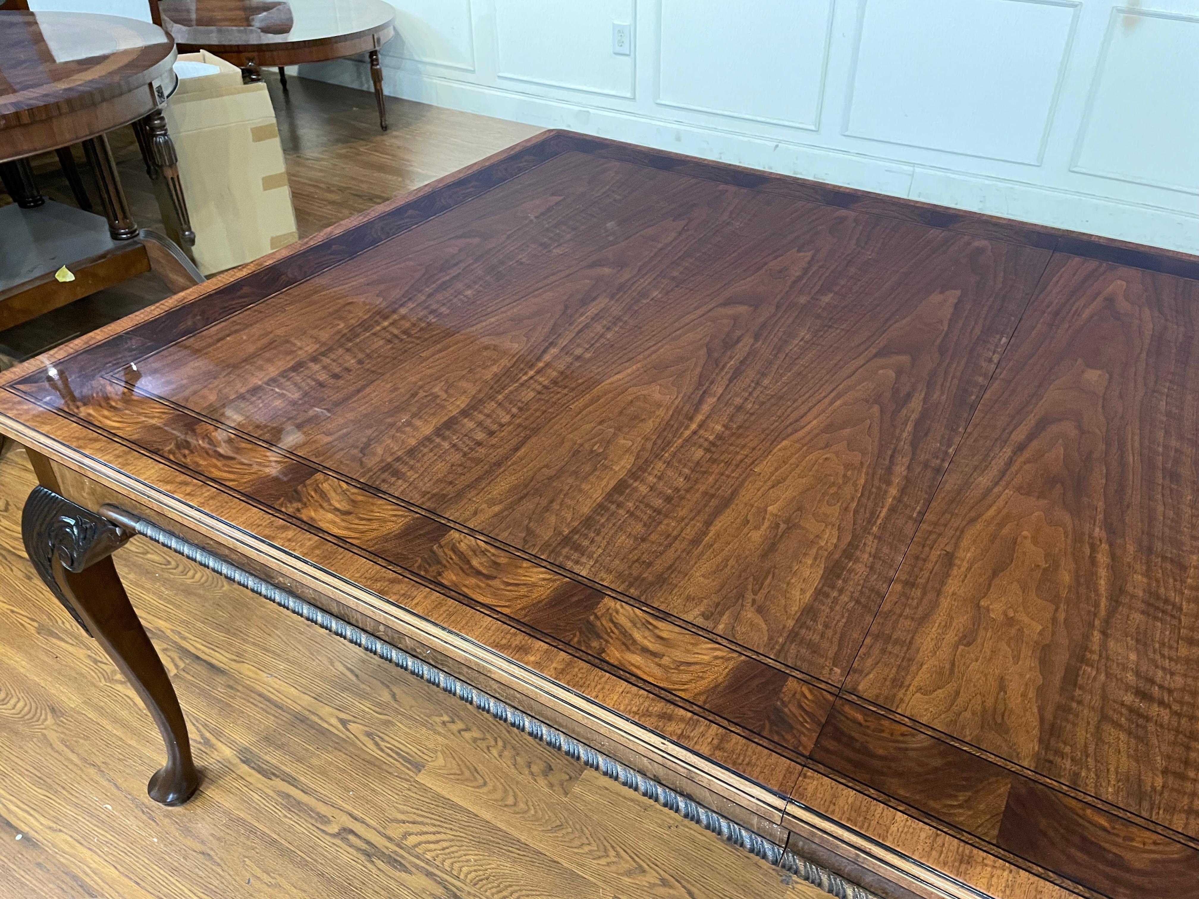 Vintage Baker Furniture Stately Home Table de salle à manger/Banquet en noyer en vente 4