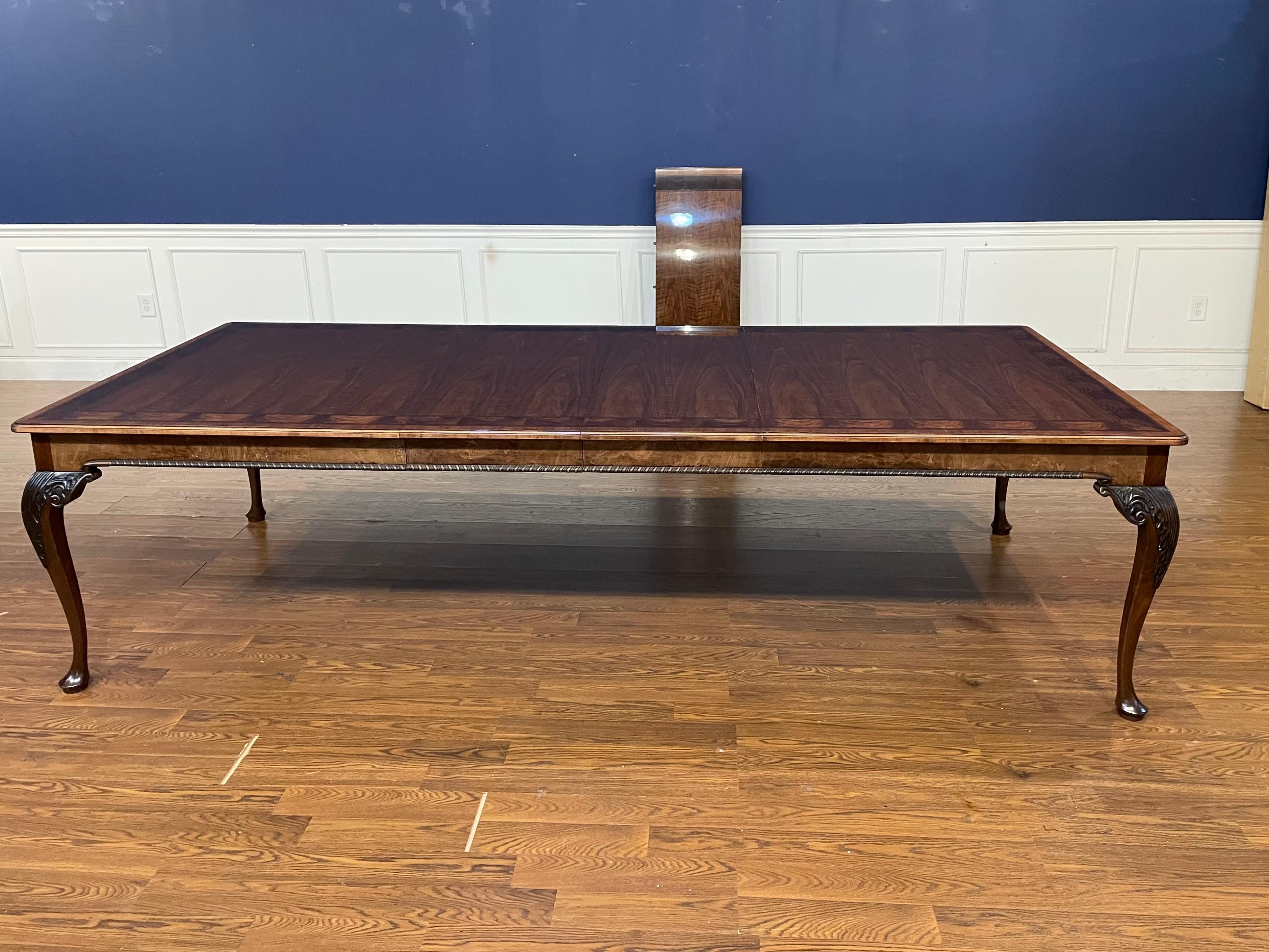 Vintage Baker Furniture Stately Home Table de salle à manger/Banquet en noyer en vente 11