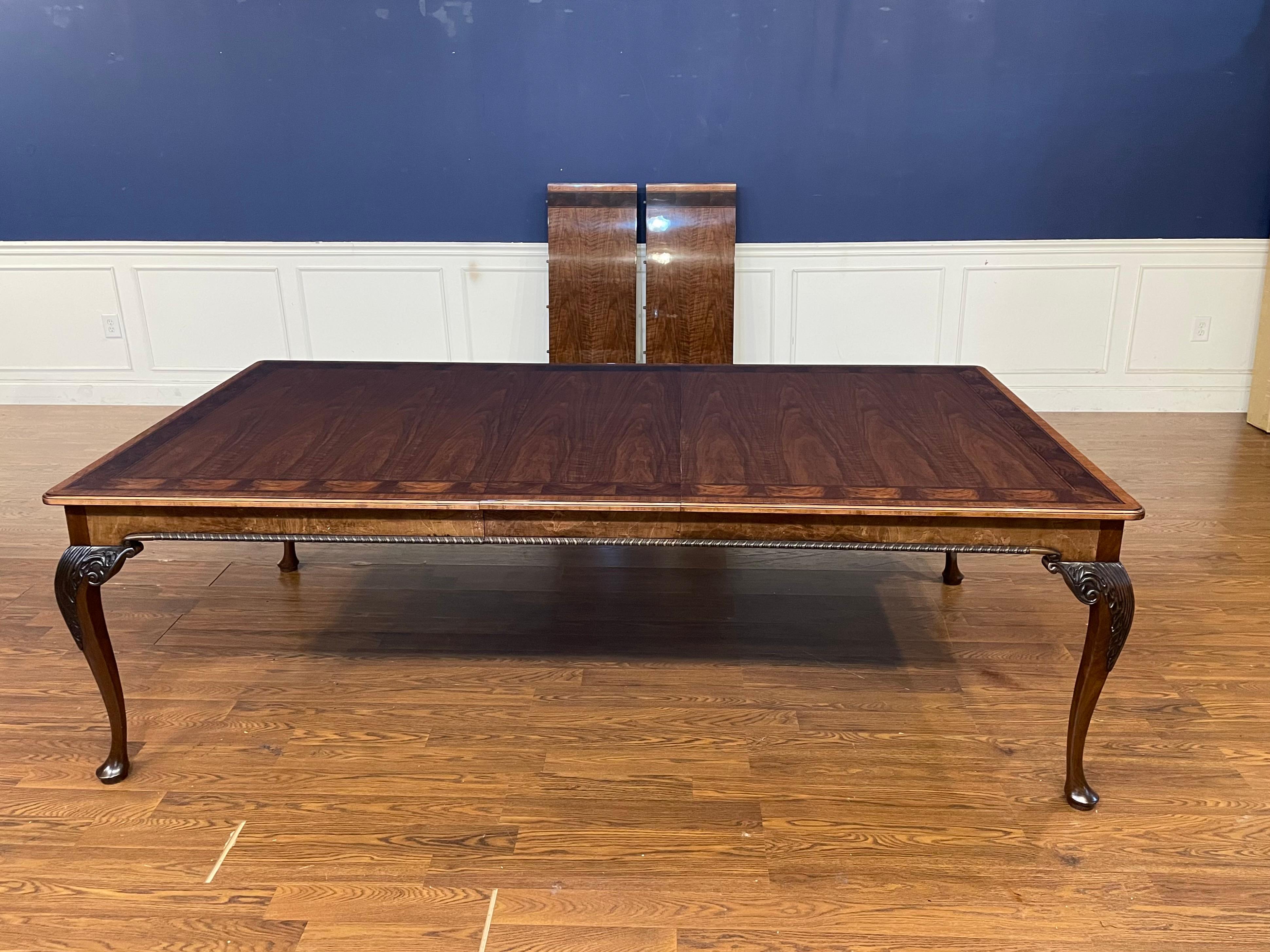 Vintage Baker Furniture Stately Home Table de salle à manger/Banquet en noyer en vente 12