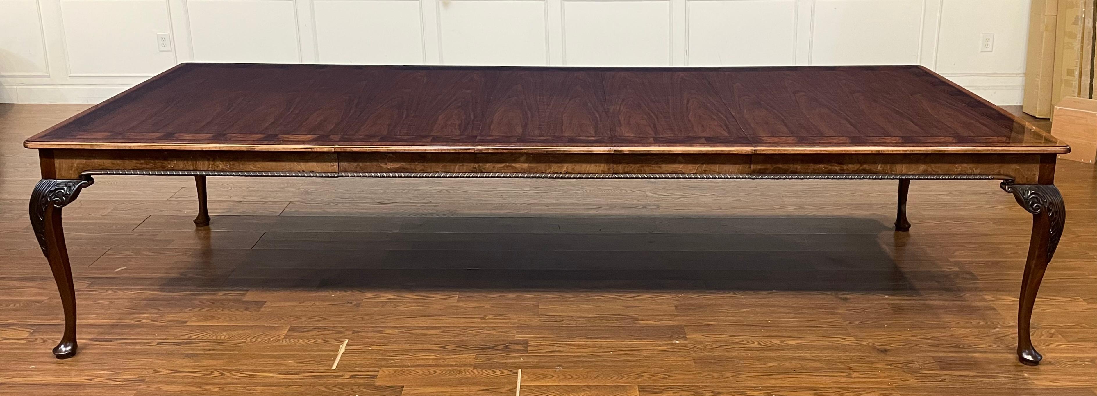 Il s'agit de l'une des meilleures tables de salle à manger/banquet de Baker Furniture.  Elle est tirée de la collection Stately Homes, qui a fait la renommée de Baker.  Toutes les pièces Stately Homes ont été conçues d'après des pièces anglaises