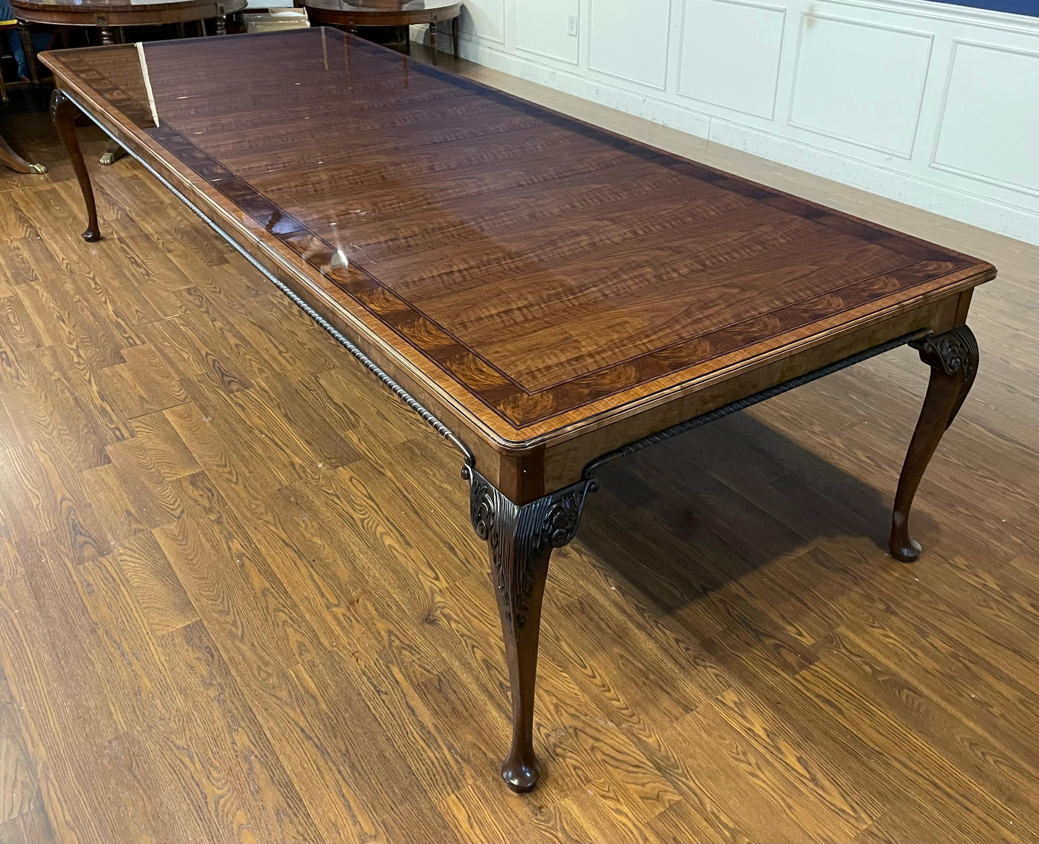 Américain Vintage Baker Furniture Stately Home Table de salle à manger/Banquet en noyer en vente