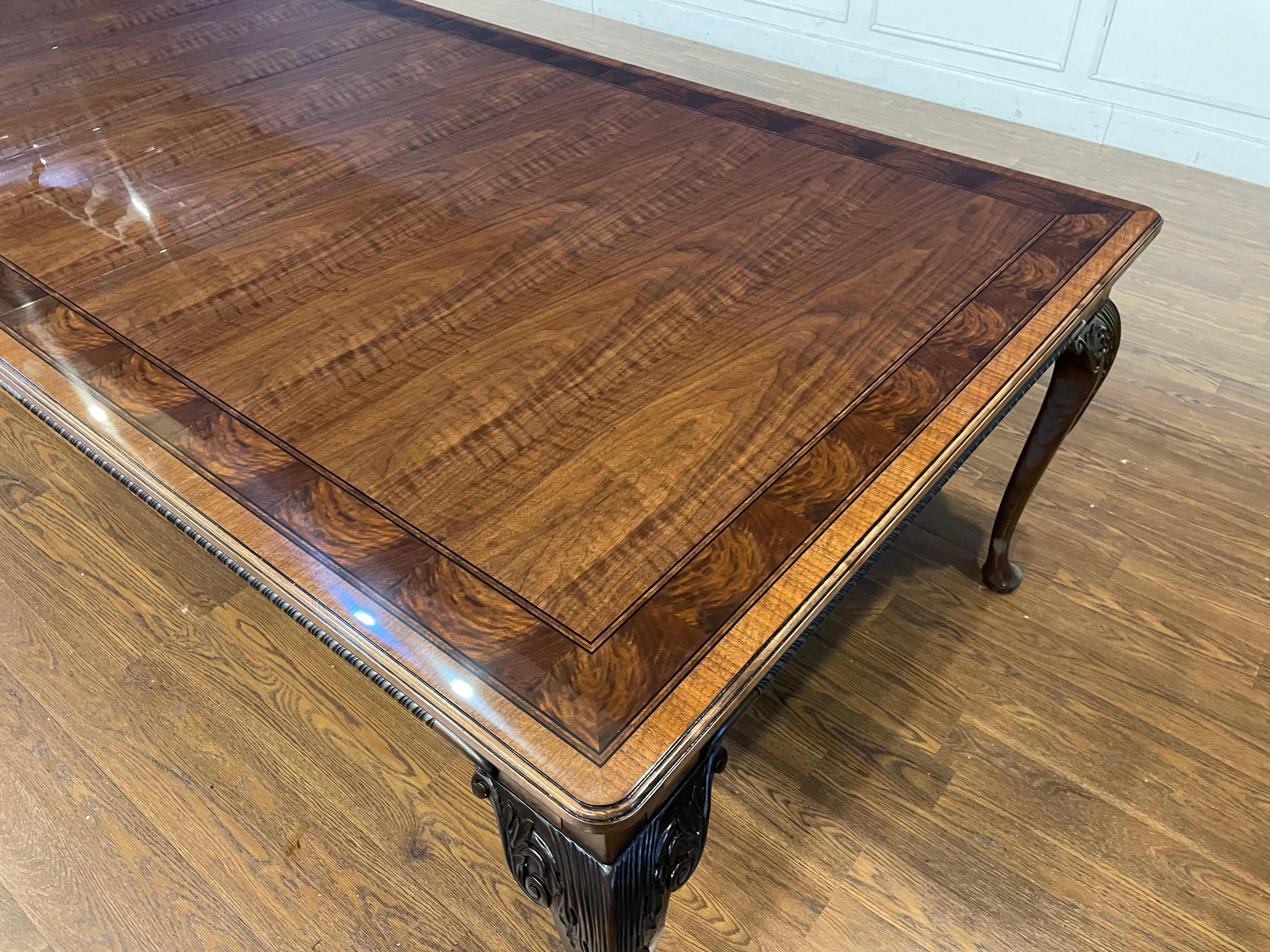 Vintage Baker Furniture Stately Home Table de salle à manger/Banquet en noyer Bon état - En vente à Suwanee, GA