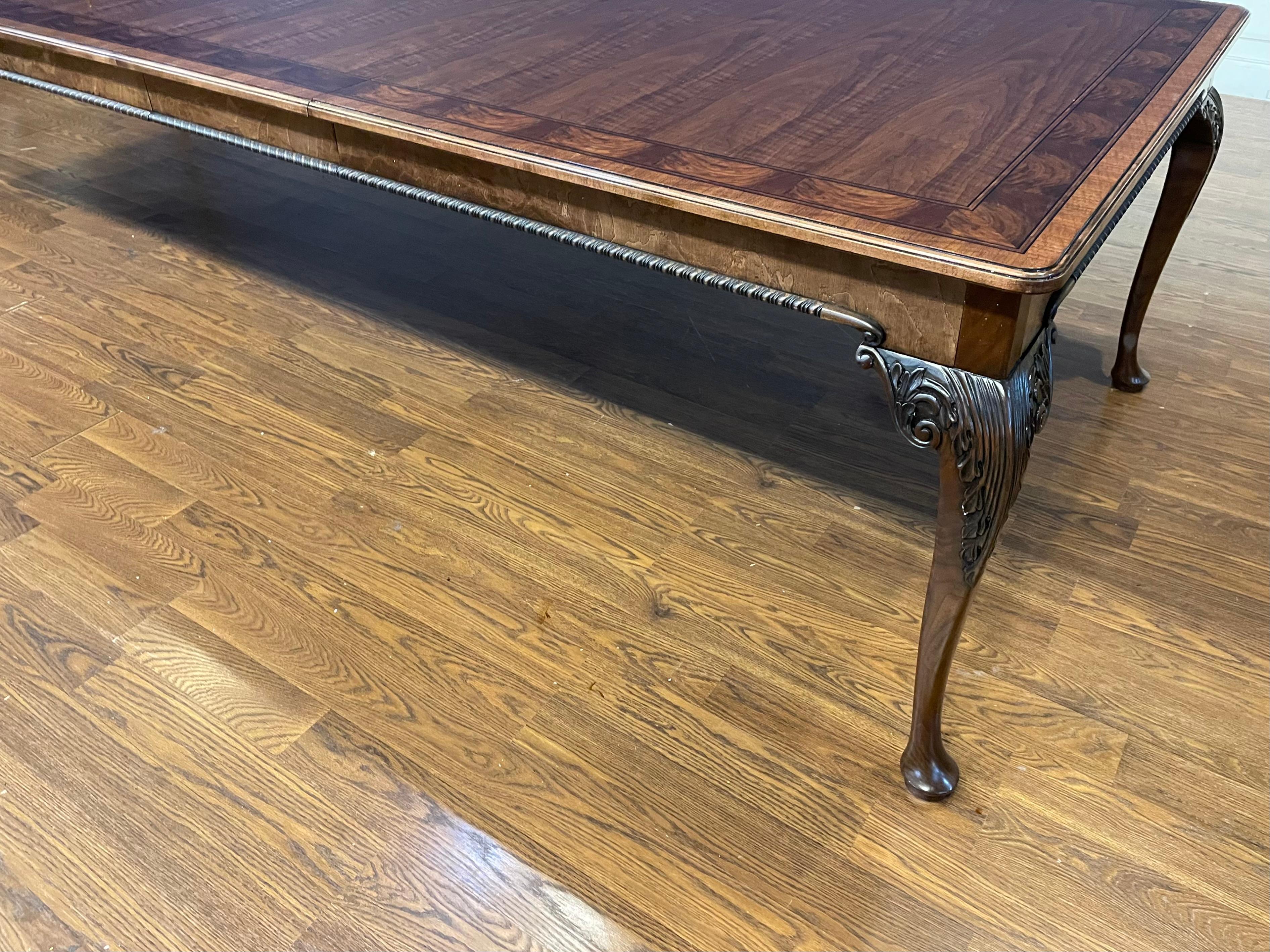 Noyer Vintage Baker Furniture Stately Home Table de salle à manger/Banquet en noyer en vente