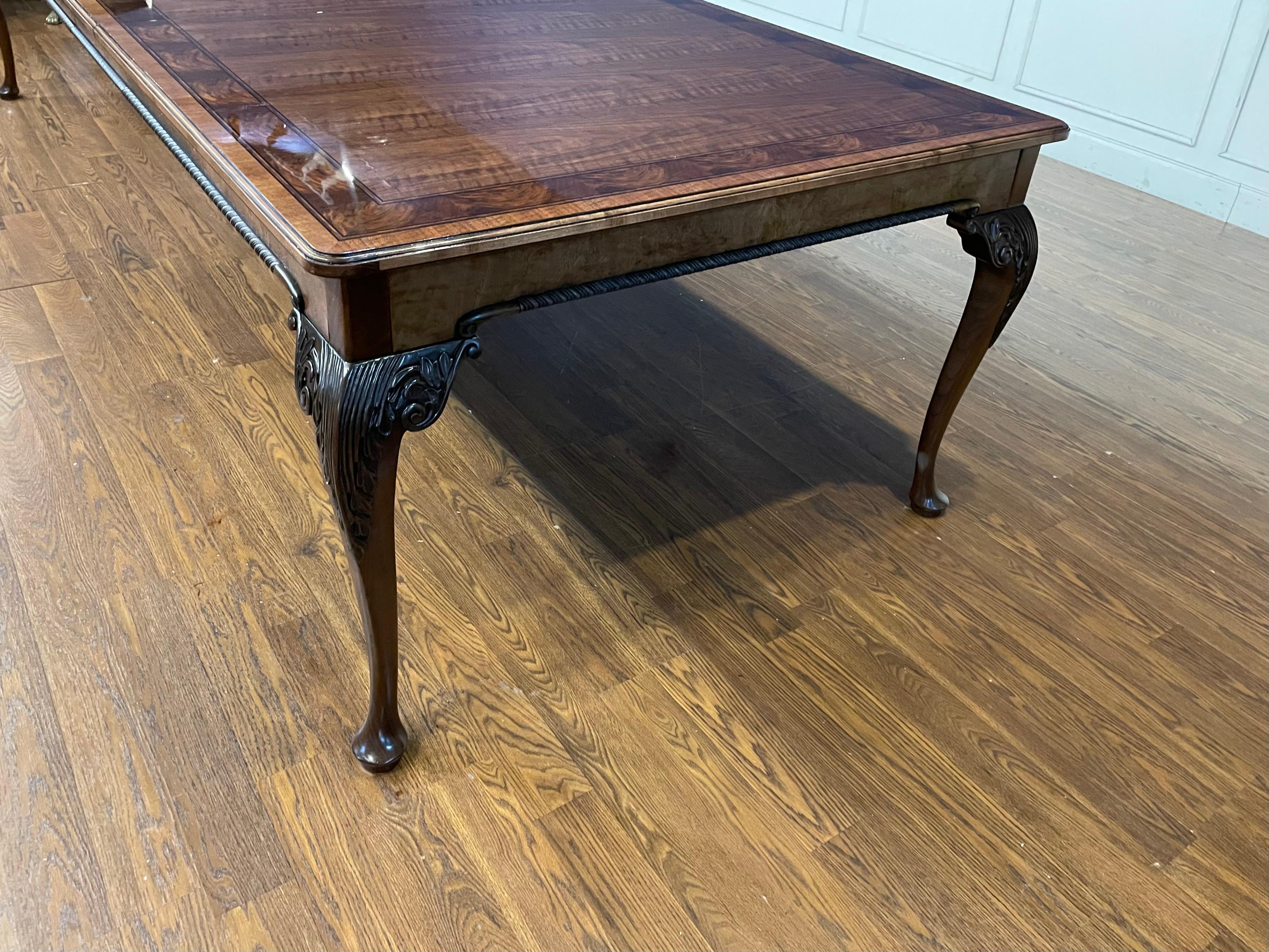 Vintage Baker Furniture Stately Home Table de salle à manger/Banquet en noyer en vente 1