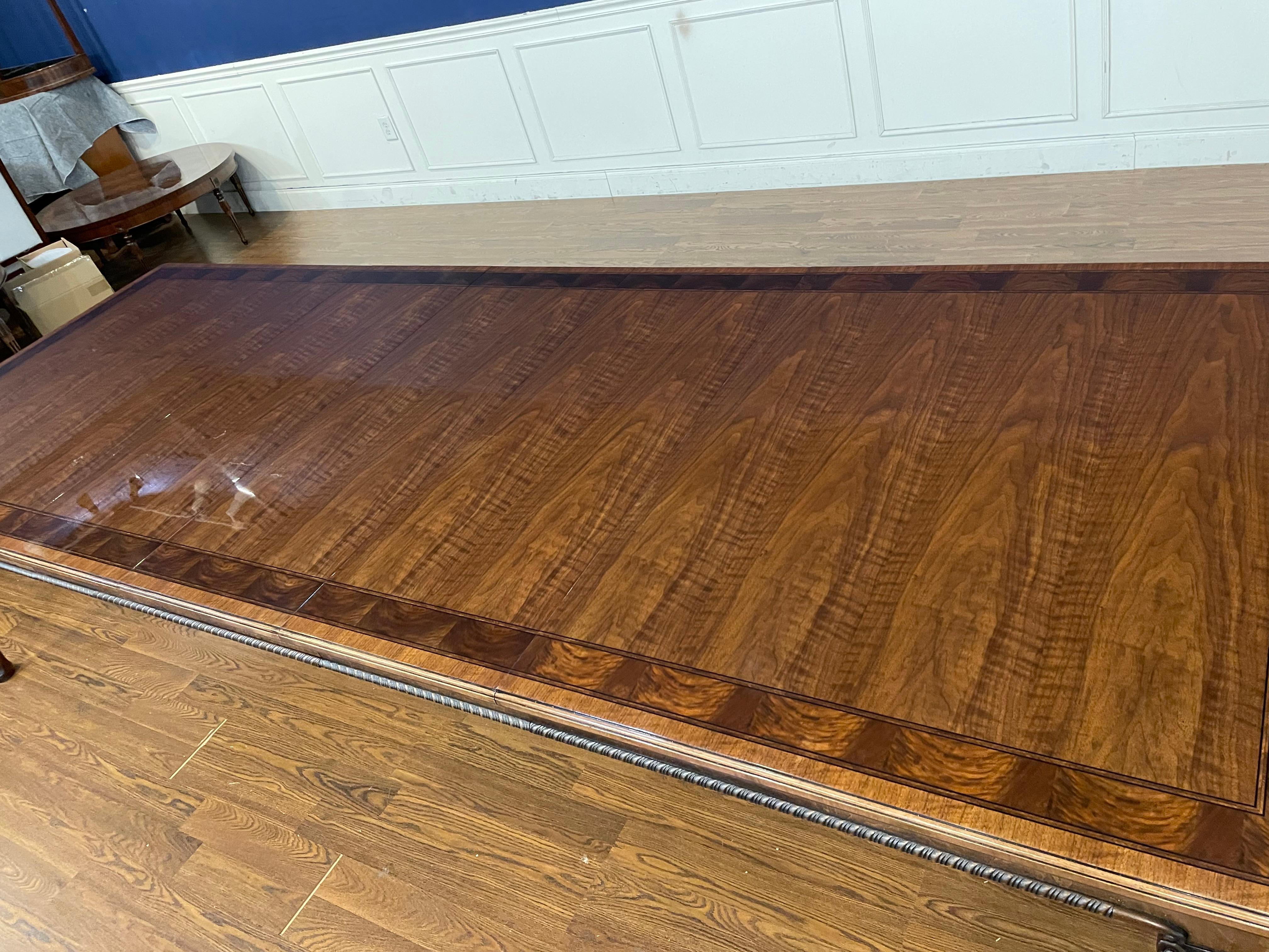 Vintage Baker Furniture Stately Home Table de salle à manger/Banquet en noyer en vente 2