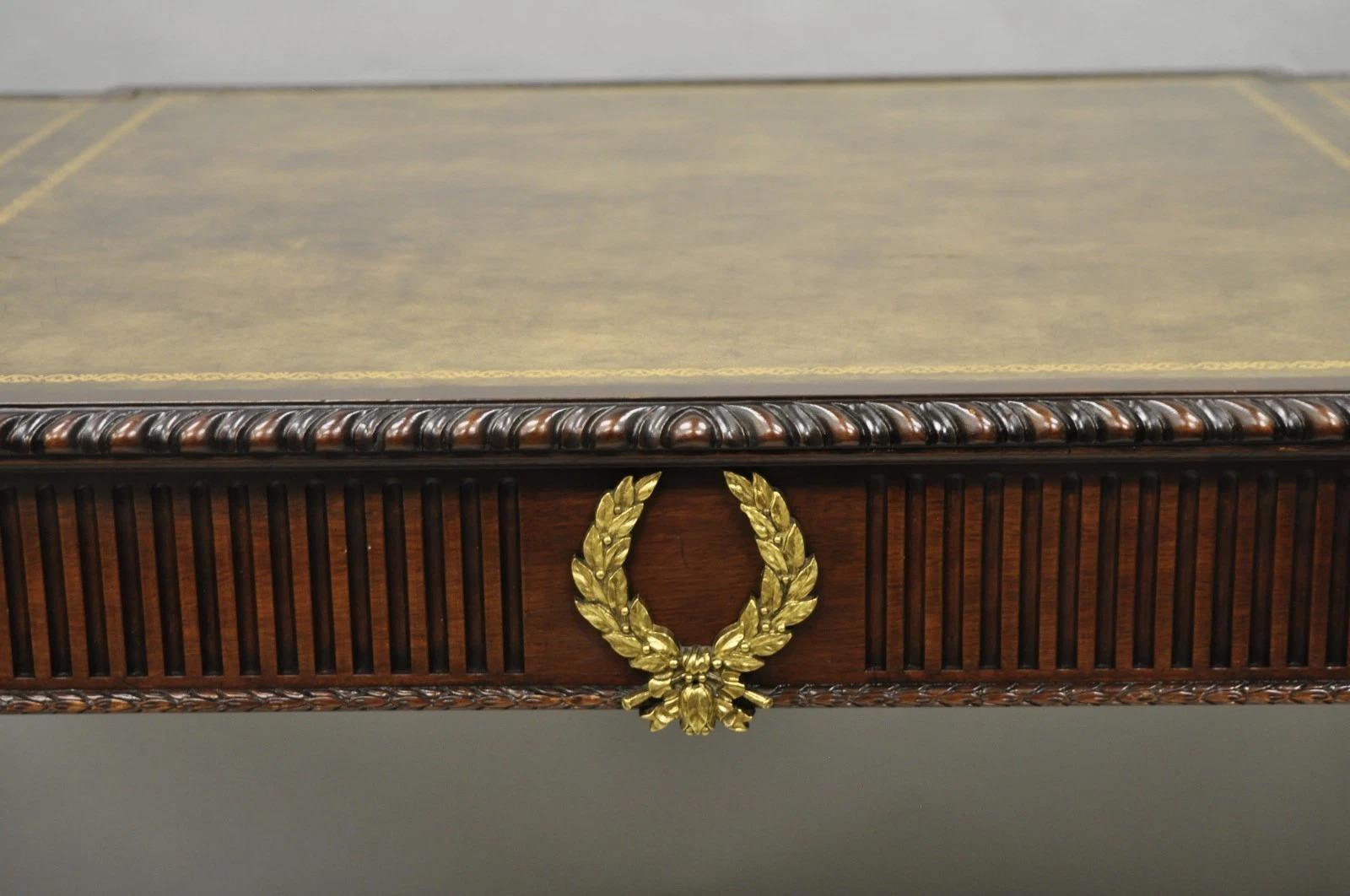 Bureau de direction vintage en acajou avec dessus en cuir, style Baker Hepplewhite en vente 4
