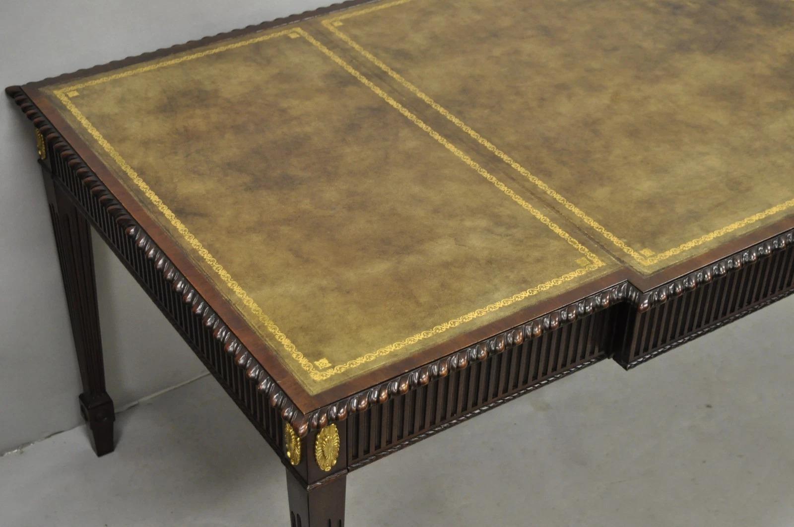 Bureau de direction vintage en acajou avec dessus en cuir, style Baker Hepplewhite en vente 5