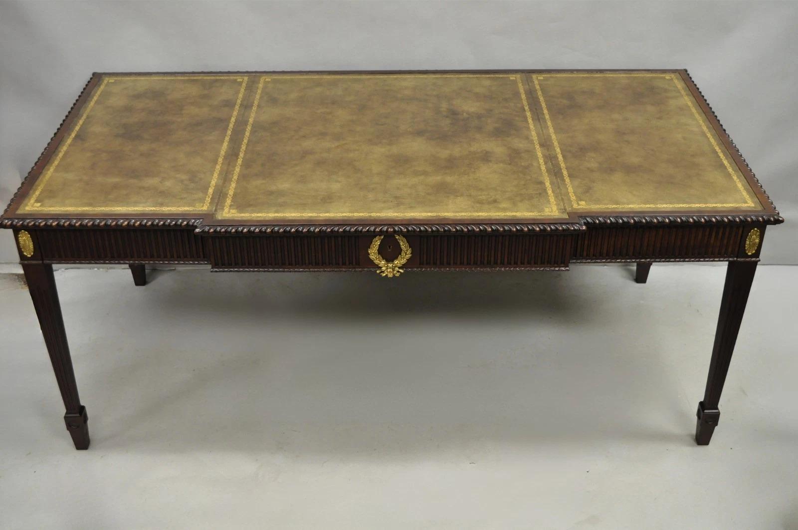 Veuillez nous envoyer un message avec votre code postal pour demander un devis plus raisonnable pour les frais d'expédition aux États-Unis.

Superbe bureau de direction Vintage Baker English Hepplewhite Style Mahogany Tooled Leather Top. Le Label