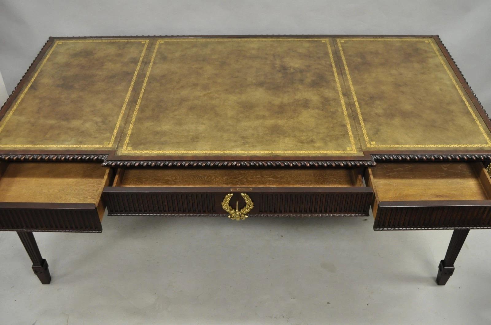 Néoclassique Bureau de direction vintage en acajou avec dessus en cuir, style Baker Hepplewhite en vente