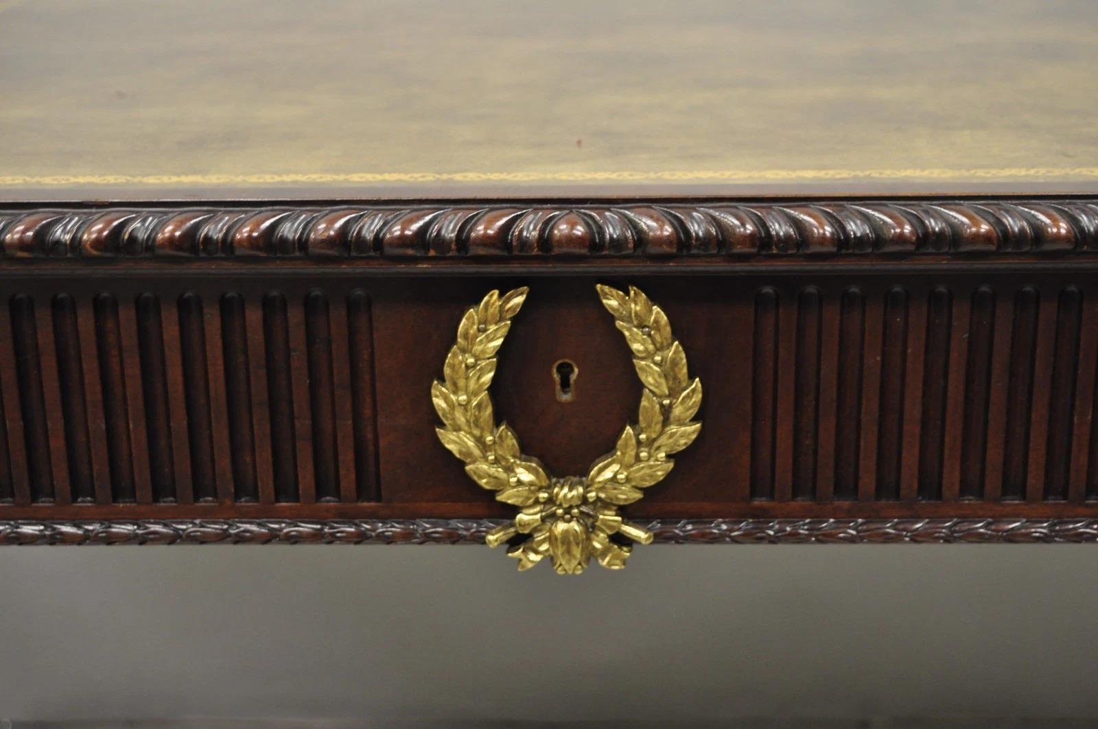 Inconnu Bureau de direction vintage en acajou avec dessus en cuir, style Baker Hepplewhite en vente