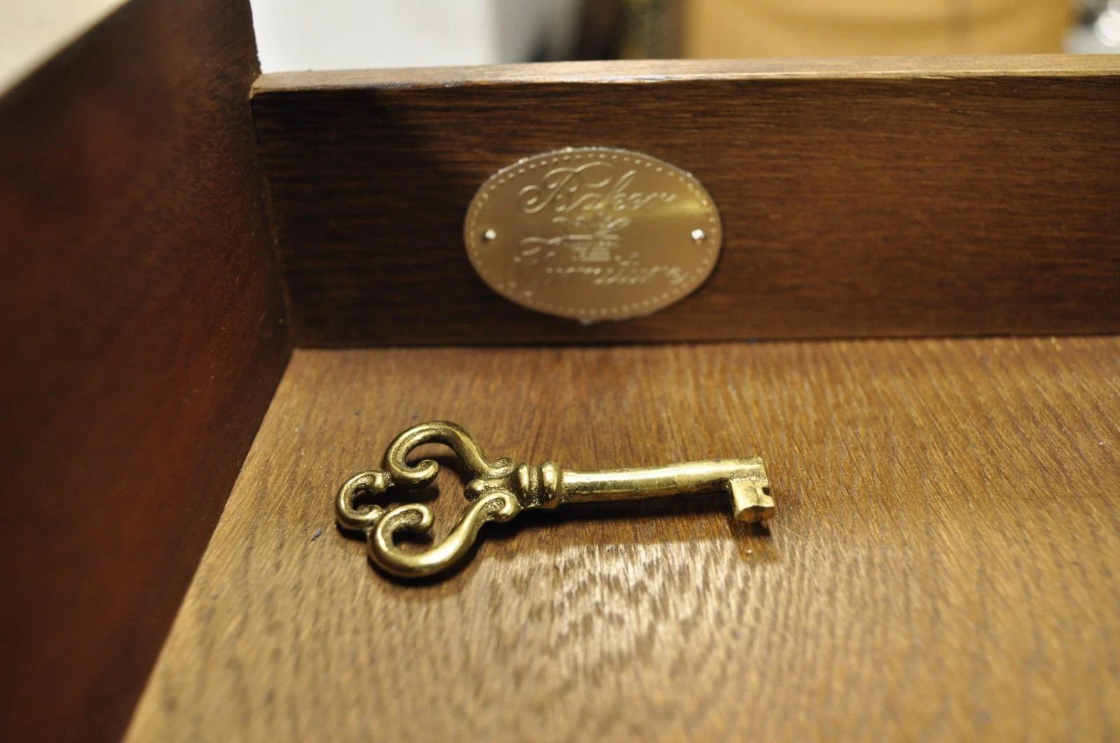 Bureau de direction vintage en acajou avec dessus en cuir, style Baker Hepplewhite Bon état - En vente à Philadelphia, PA