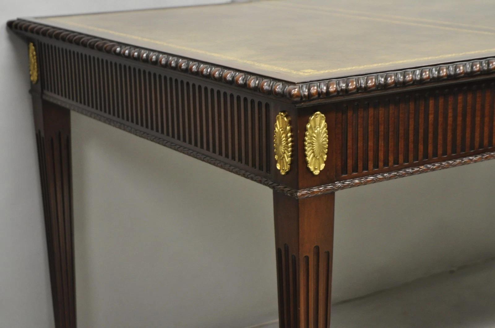 20ième siècle Bureau de direction vintage en acajou avec dessus en cuir, style Baker Hepplewhite en vente