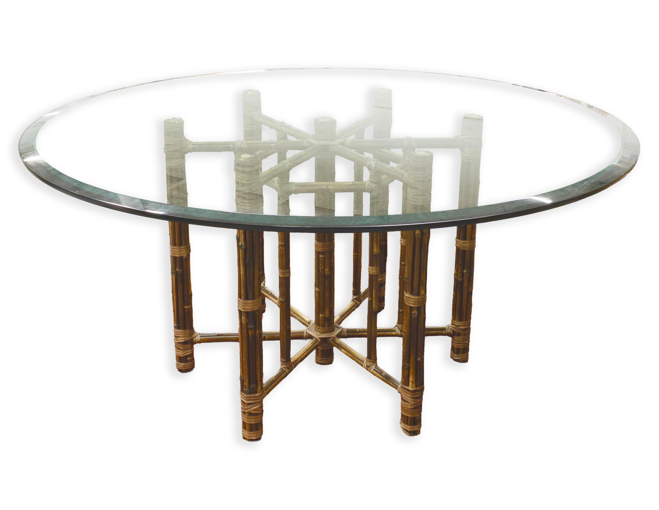 Cette table de salle à manger originale en bambou McGuire des années 1970 témoigne d'un savoir-faire et d'un design intemporels. Fabriqué à la main à partir d'un bambou riche et naturel, chaque articulation est méticuleusement sécurisée par des