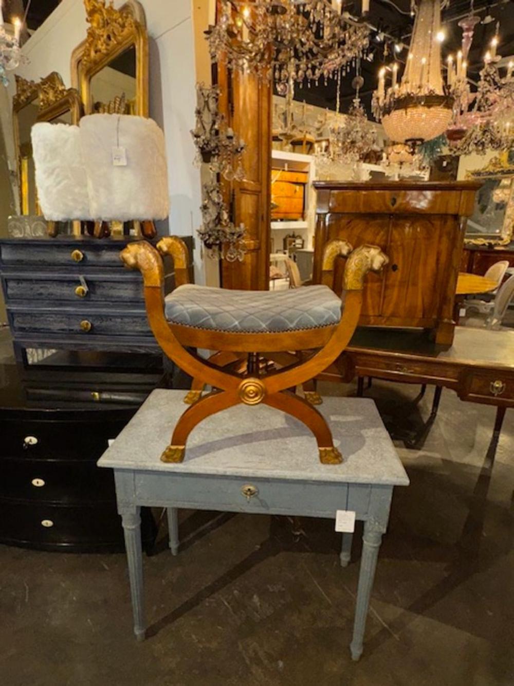 Vintage By banc néo-classique en noyer sculpté et doré. Circa 1980. Parfait pour les designs transitionnels d'aujourd'hui ! 26L x 16P x 24H