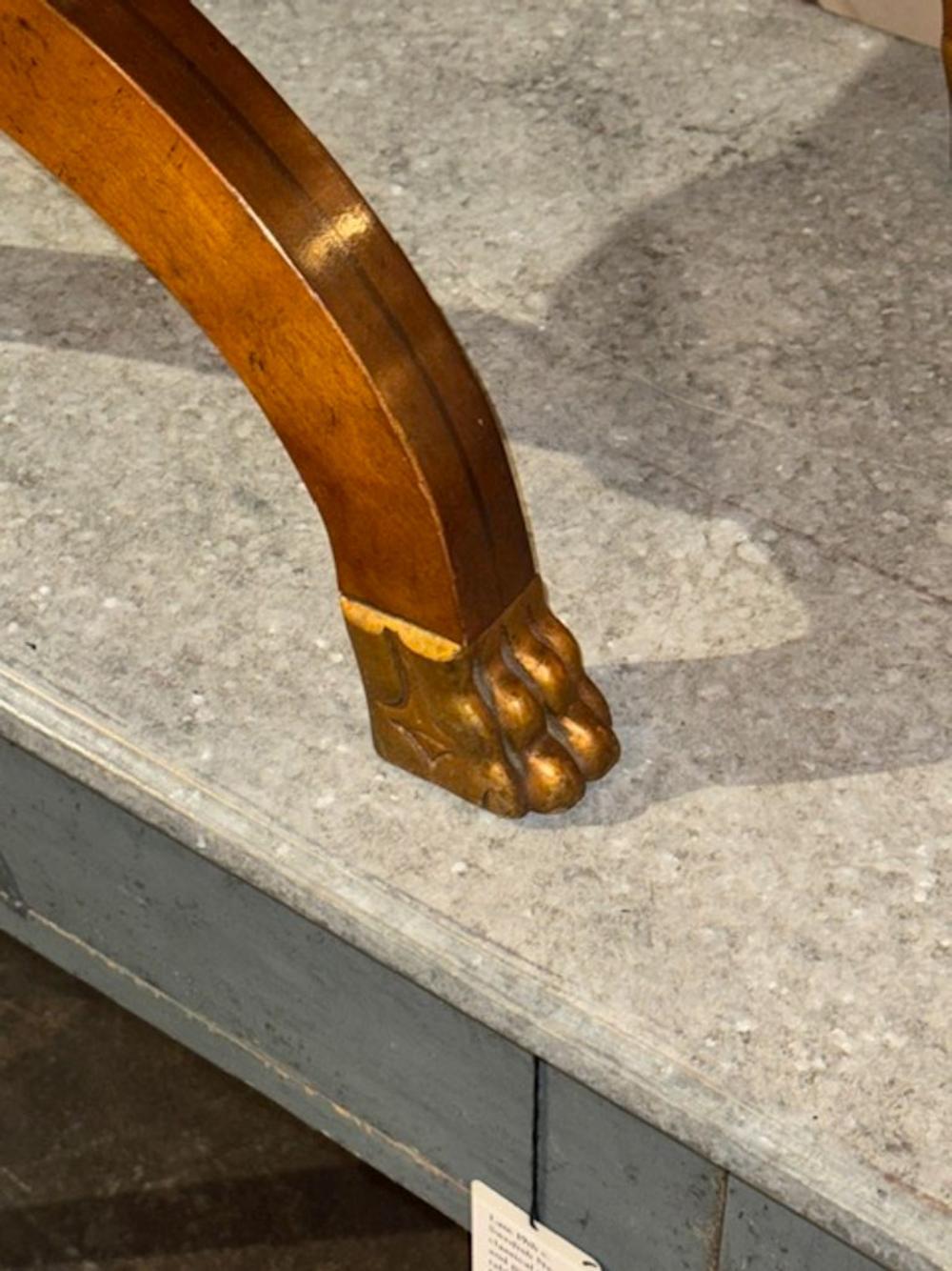 Noyer Banc néoclassique vintage Baker en vente