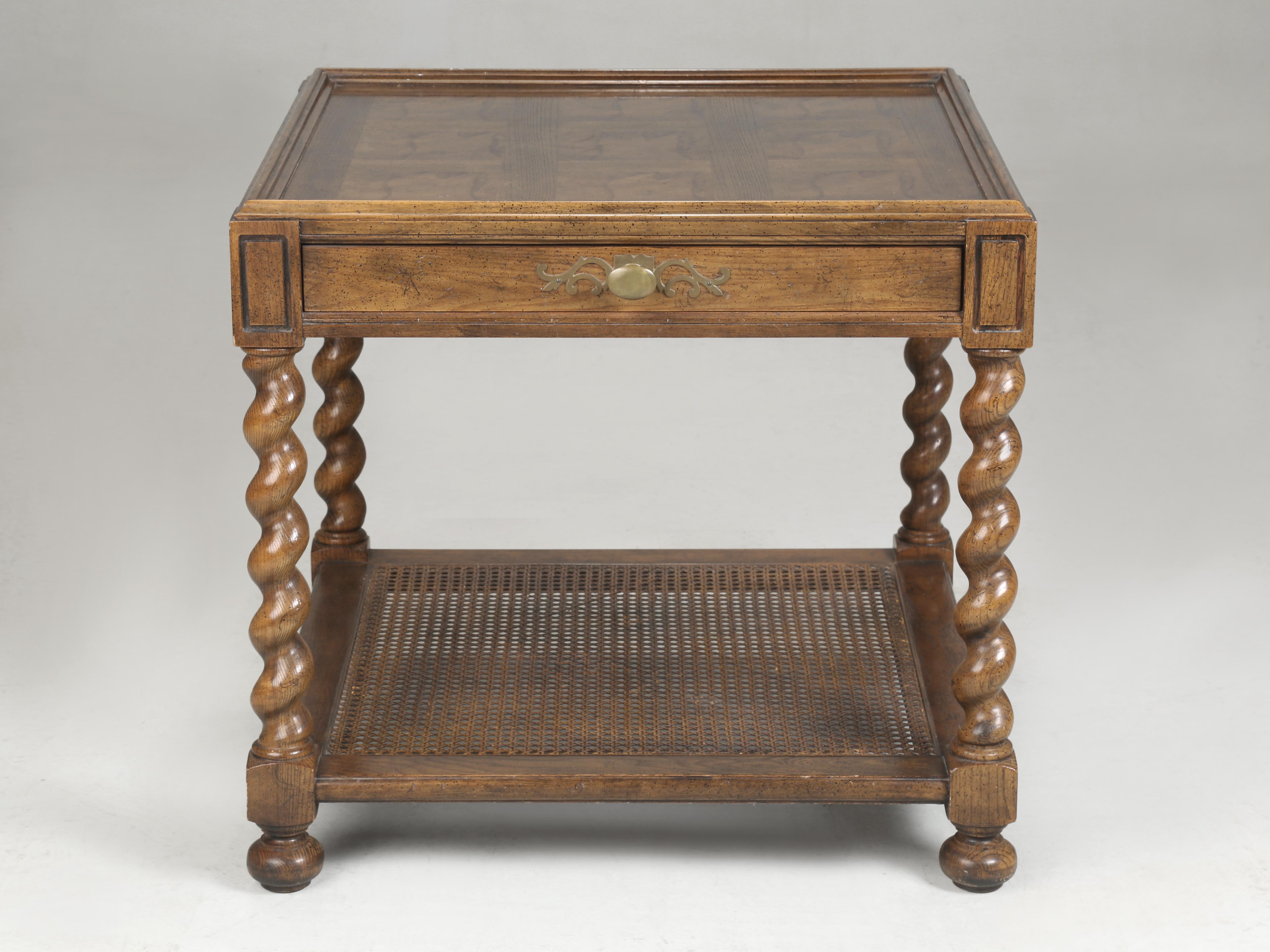 Tavolino a due piani Baker Barley Twist vintage degli anni '70. Si tratta di un tavolino occasionale in stile classico giacobino in Oak Oak Twist con ripiano inferiore in canne, in condizioni di conservazione. Ci sono dei graffi sulla superficie che