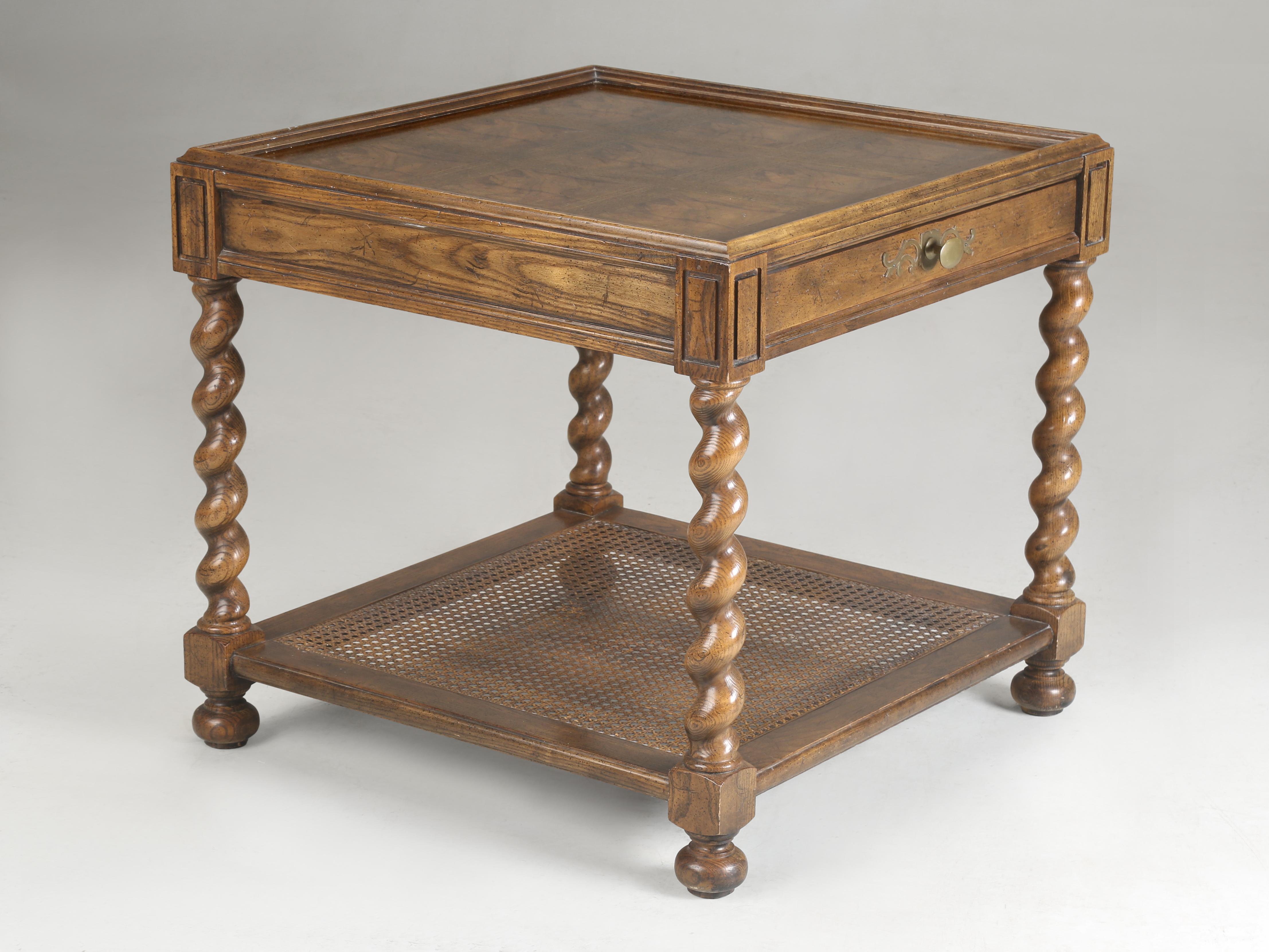 Giacobiano Tavolino a due piani o tavolino vintage Baker Oak Barley Twist degli anni '70 in vendita