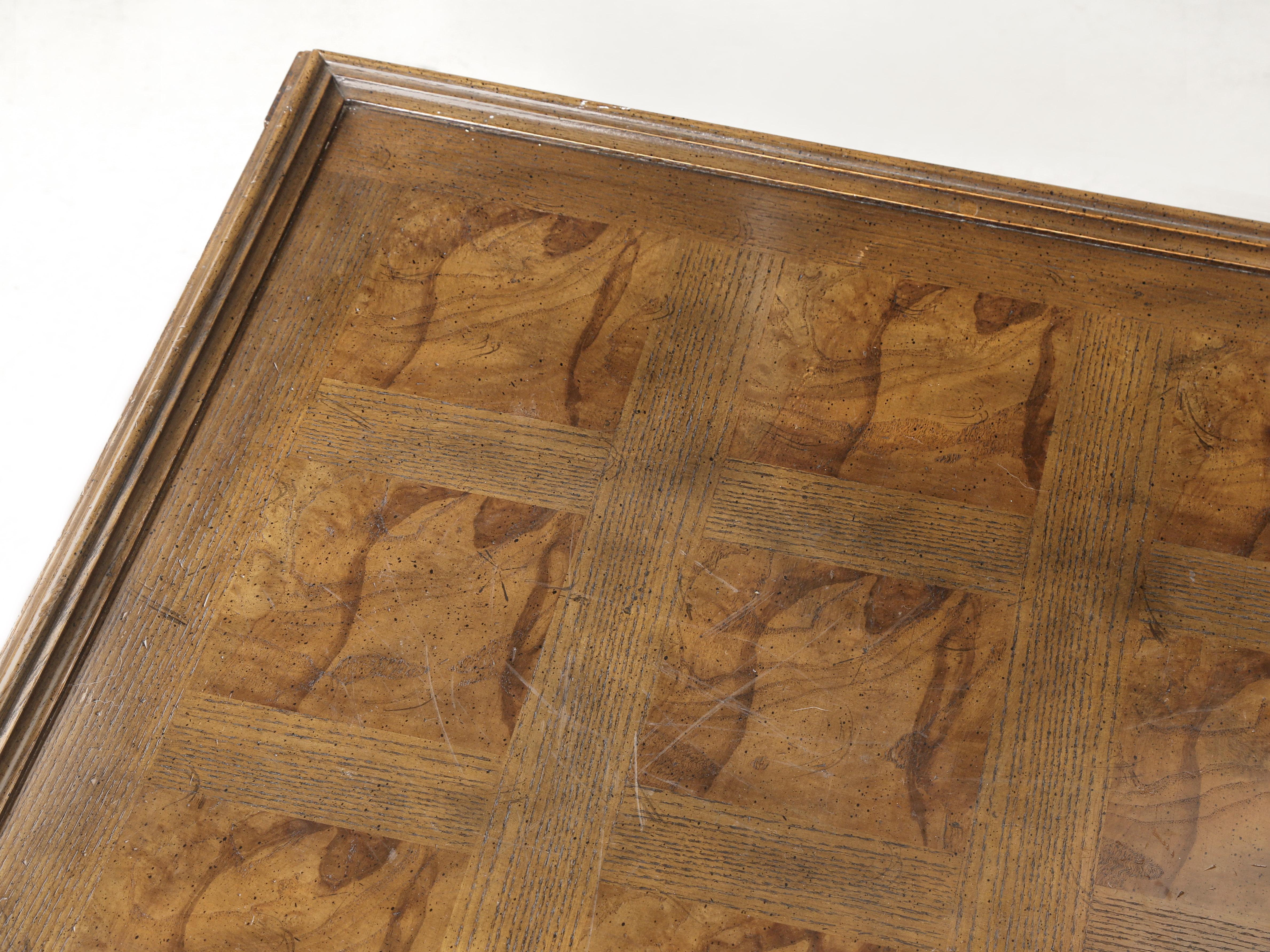 Fatto a mano Tavolino a due piani o tavolino vintage Baker Oak Barley Twist degli anni '70 in vendita