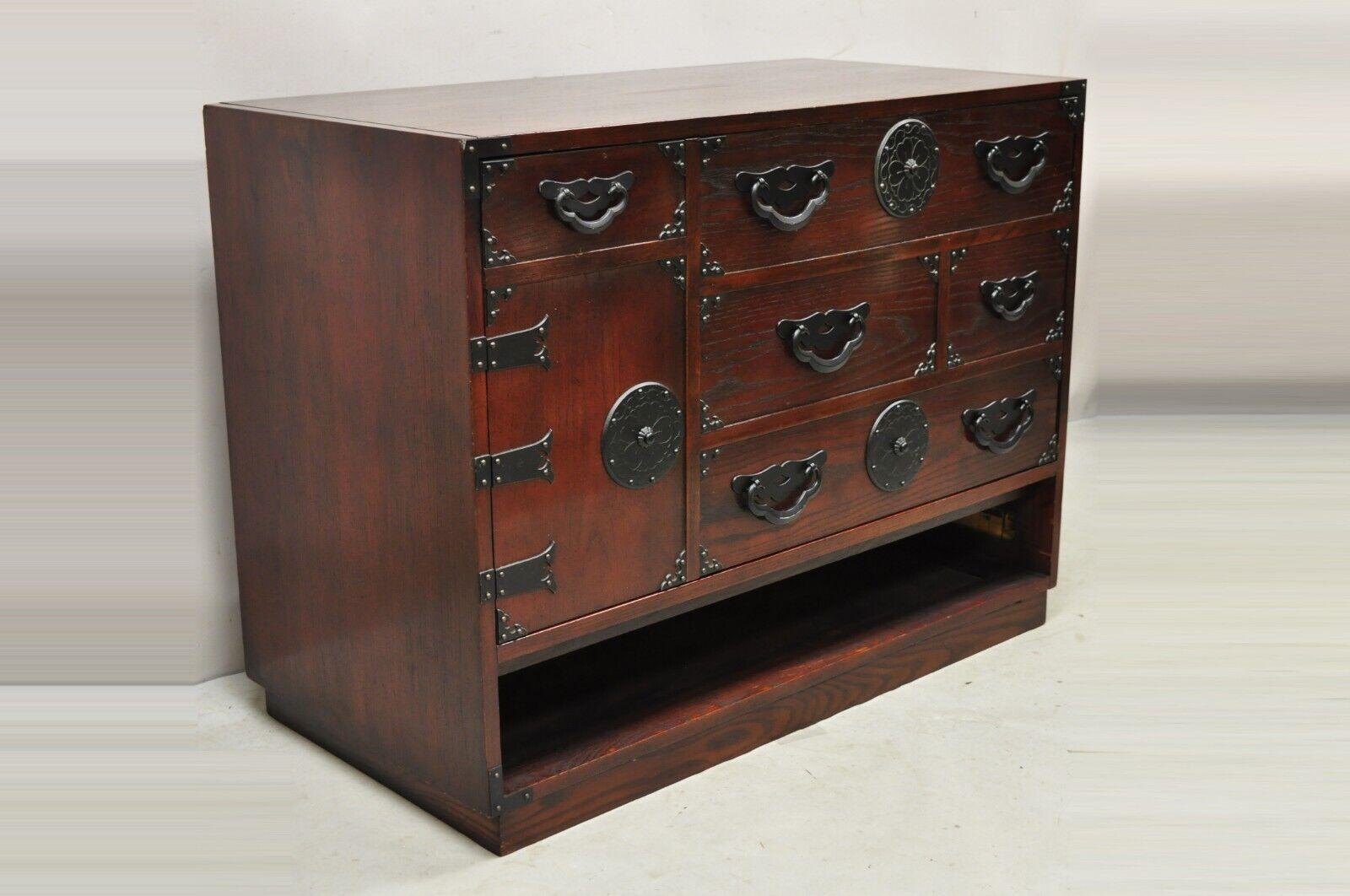 Vintage Baker Oriental Asian Tansu style Campaign chest bar unit cabinet. Item features faux drawer front with opening and slide face, 2 interior drawers, metal hardware, beautiful wood grain, original label, 2 dovetailed drawers, quality American
