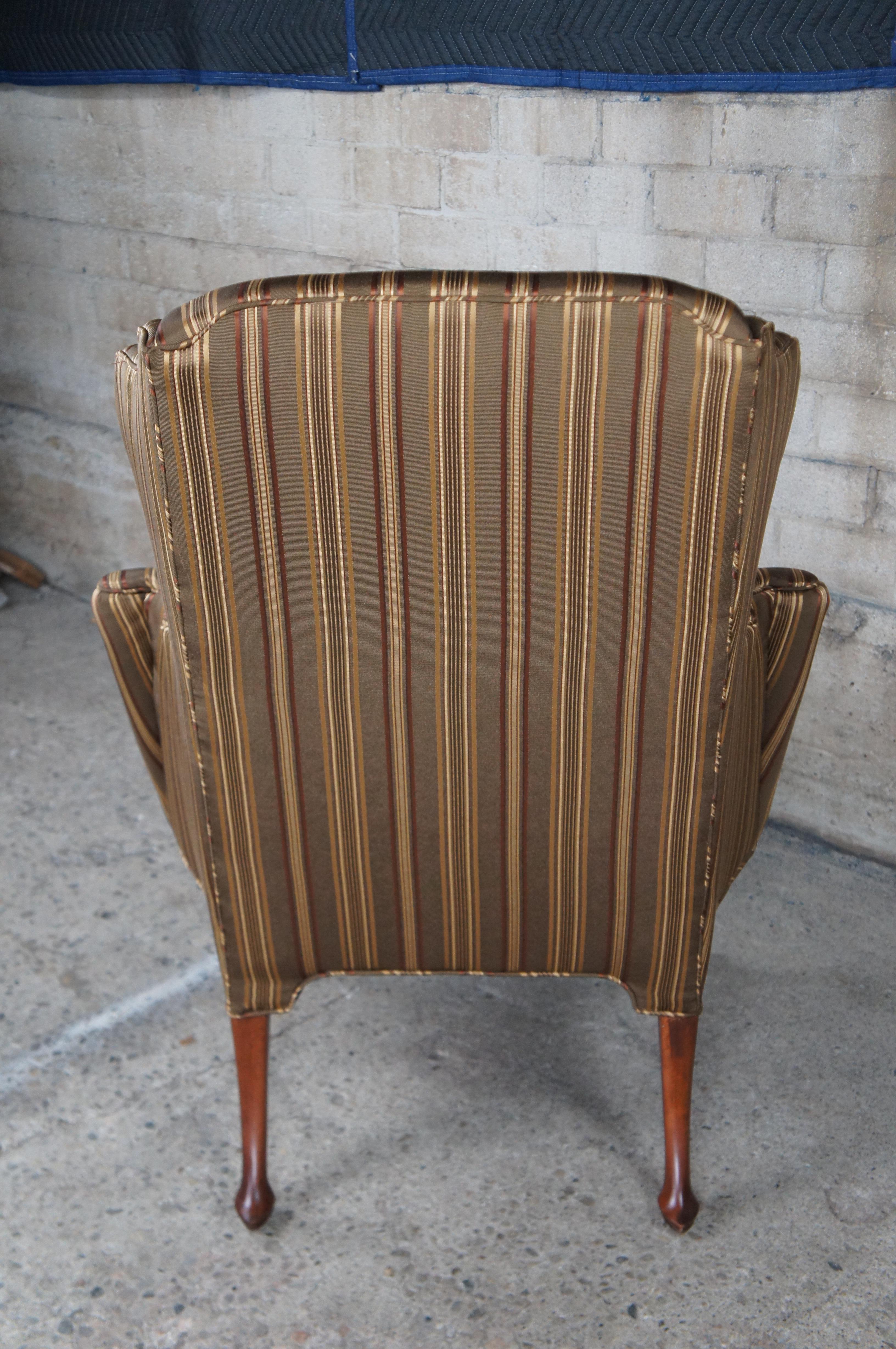 Vintage Baker Sillón de biblioteca con respaldo alado de caoba y rayas de seda, estilo Queen Anne en venta 4
