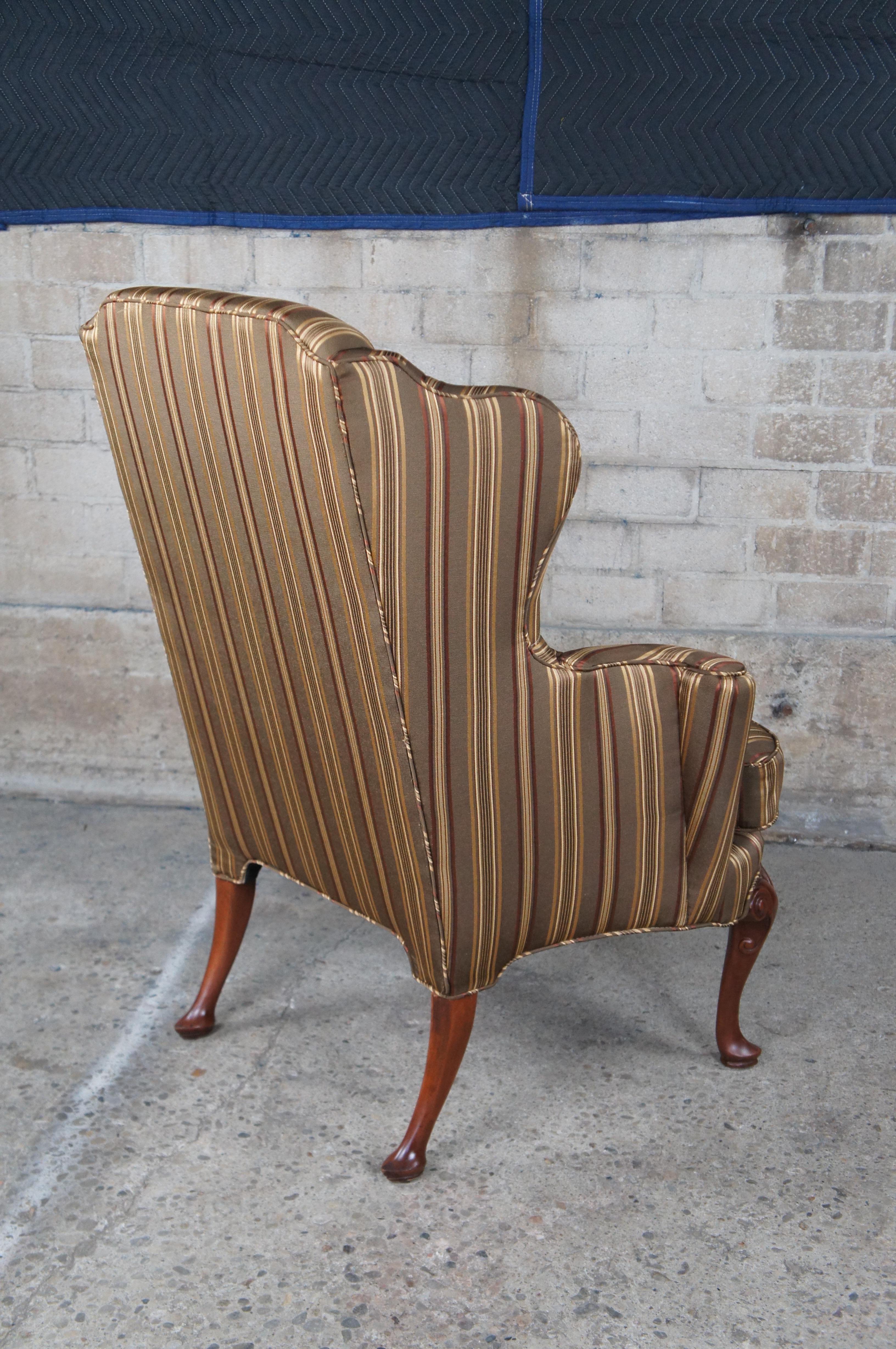 Vintage Baker Sillón de biblioteca con respaldo alado de caoba y rayas de seda, estilo Queen Anne en venta 5