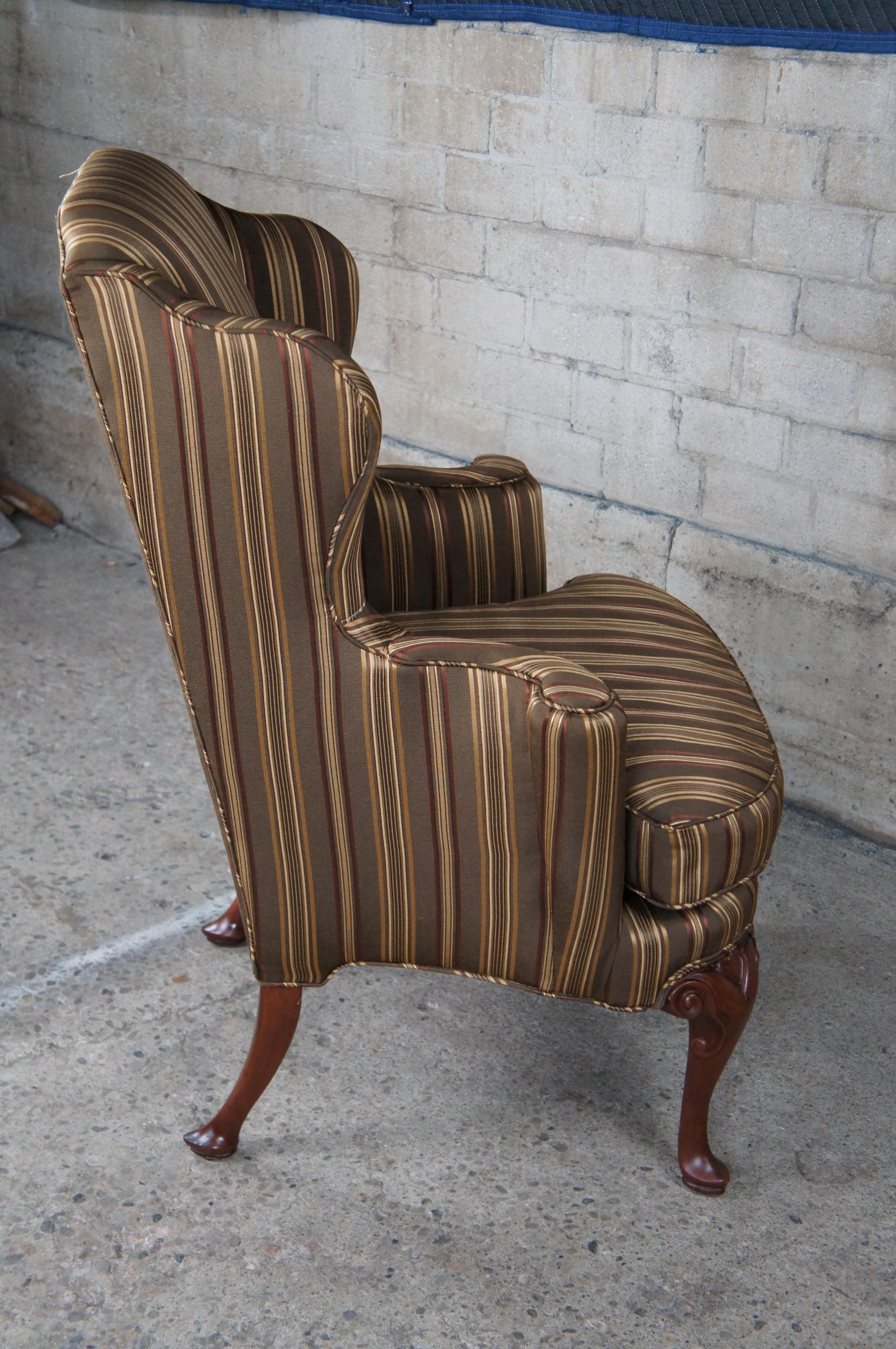 Vintage Baker Sillón de biblioteca con respaldo alado de caoba y rayas de seda, estilo Queen Anne en venta 6