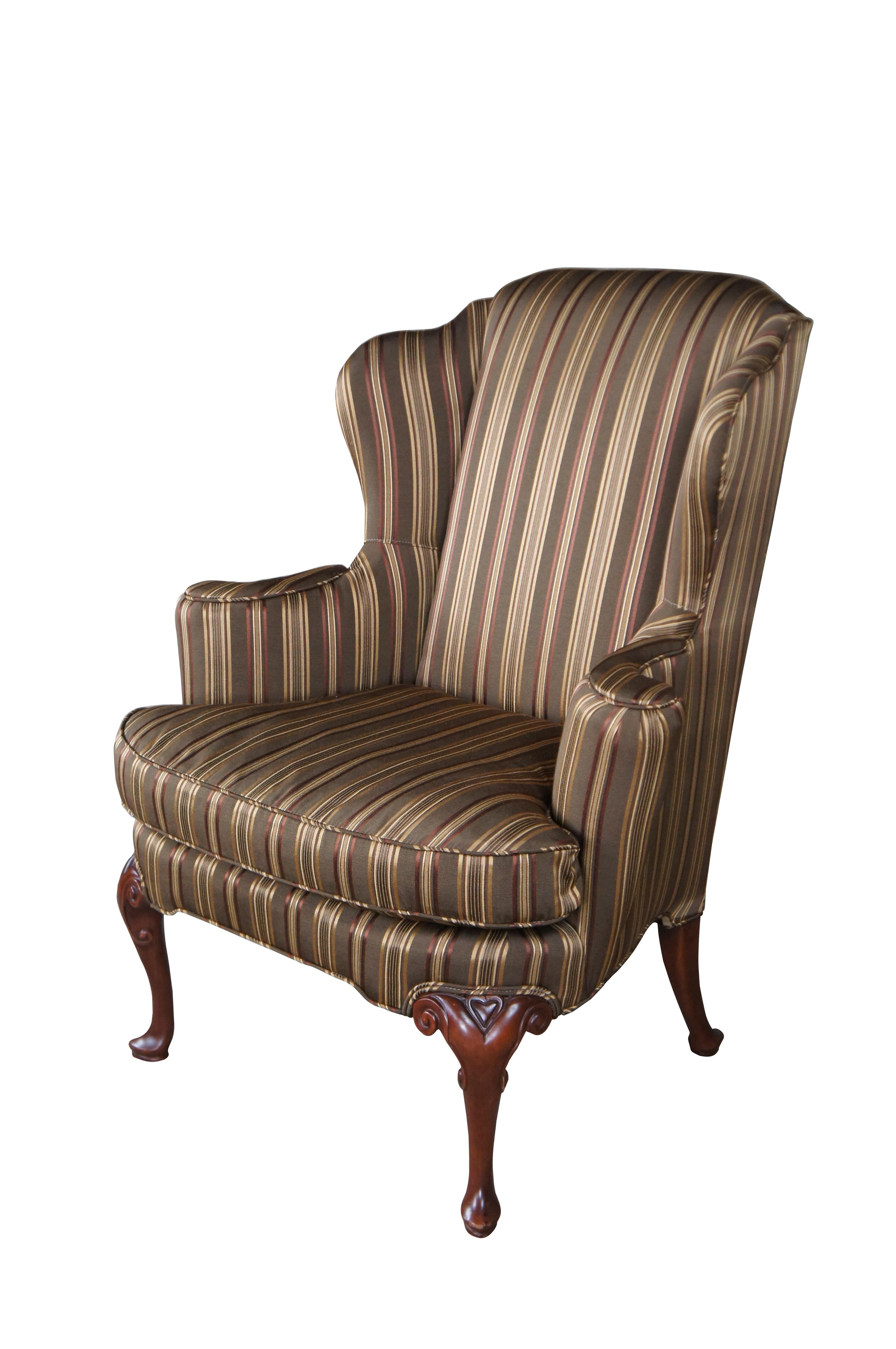 Vintage Baker Sillón de biblioteca con respaldo alado de caoba y rayas de seda, estilo Queen Anne Estadounidense en venta
