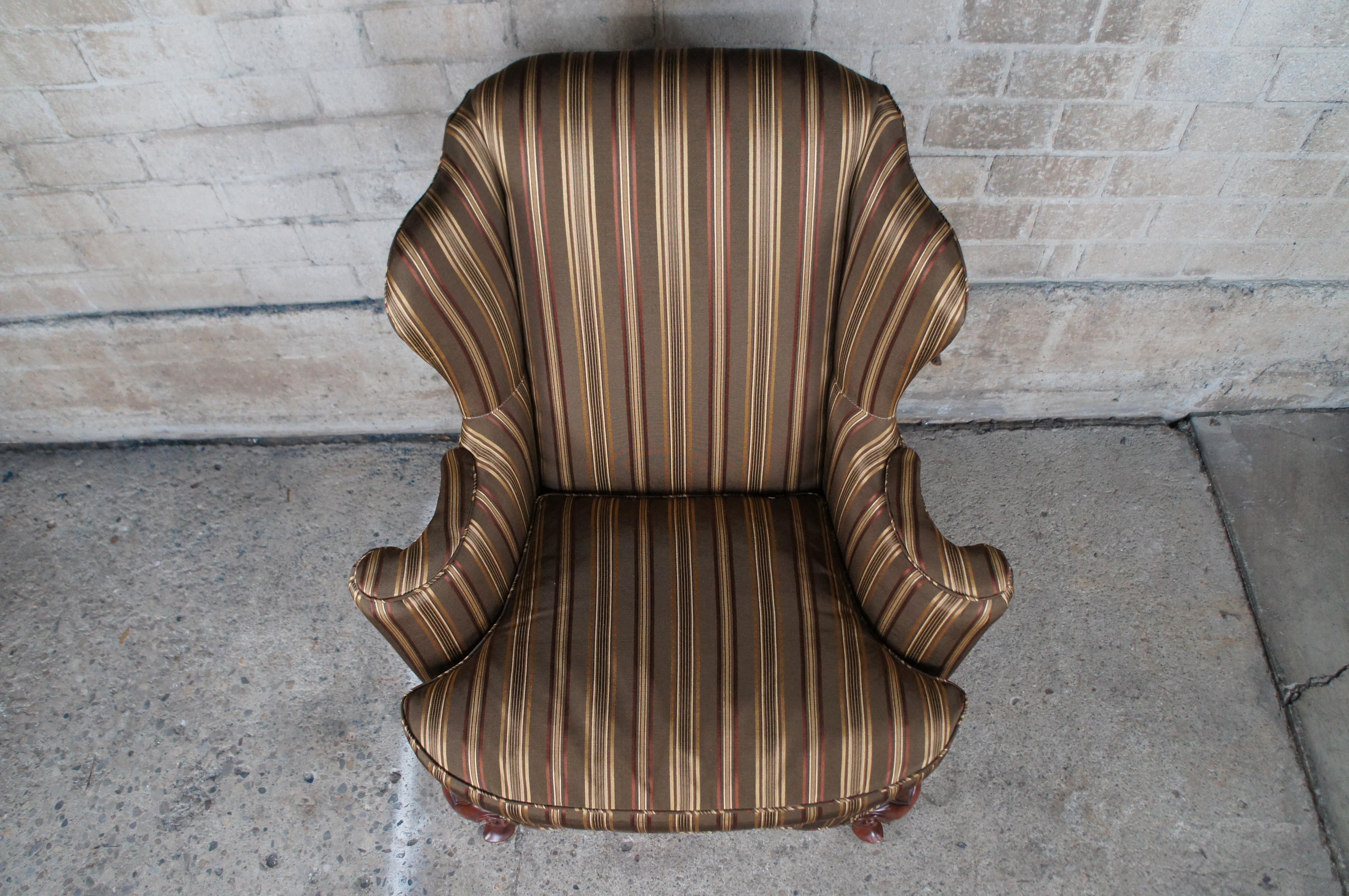 Vintage Baker Sillón de biblioteca con respaldo alado de caoba y rayas de seda, estilo Queen Anne en Bueno estado para la venta en Dayton, OH