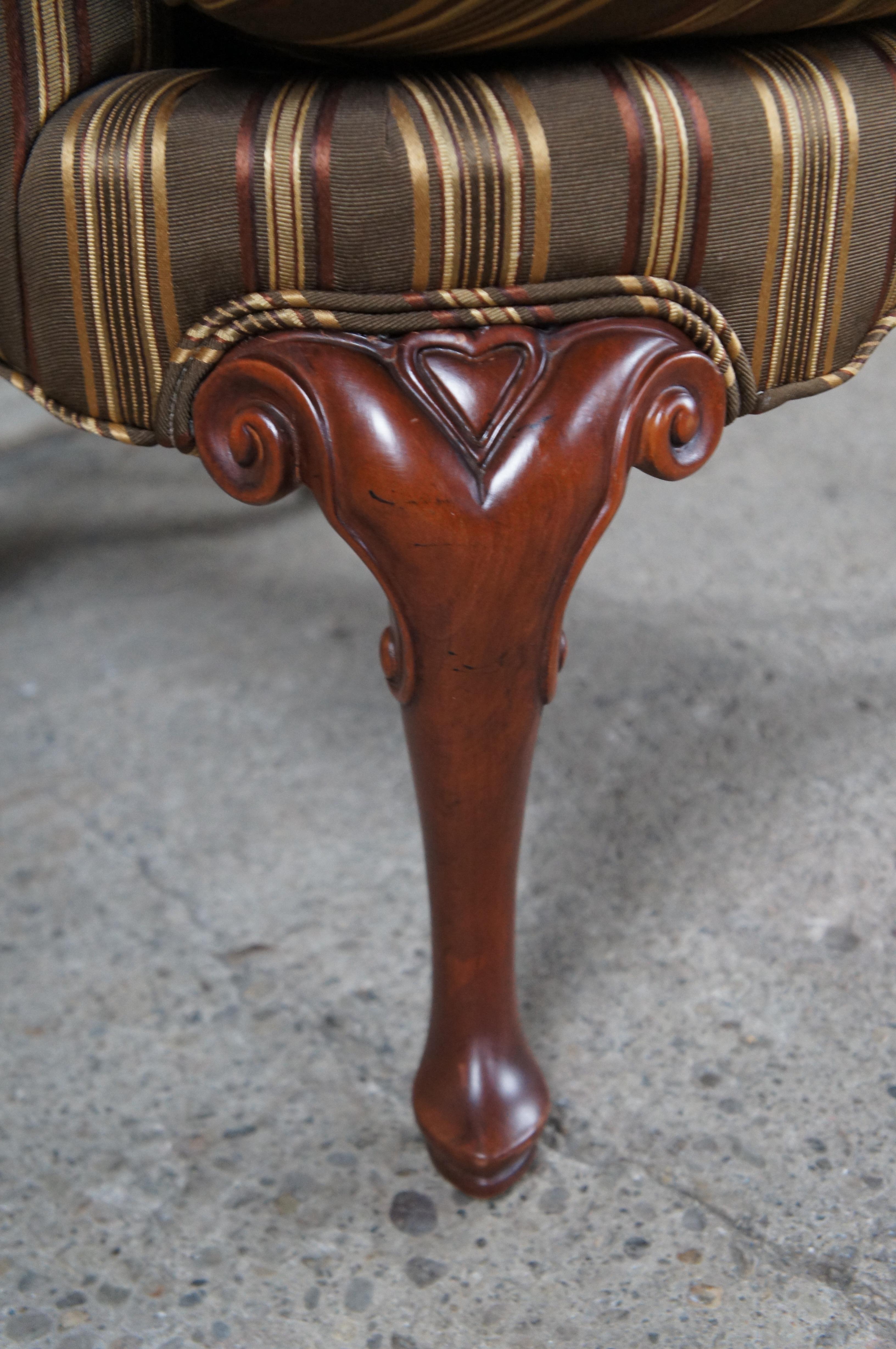 Vintage Baker Sillón de biblioteca con respaldo alado de caoba y rayas de seda, estilo Queen Anne siglo XX en venta