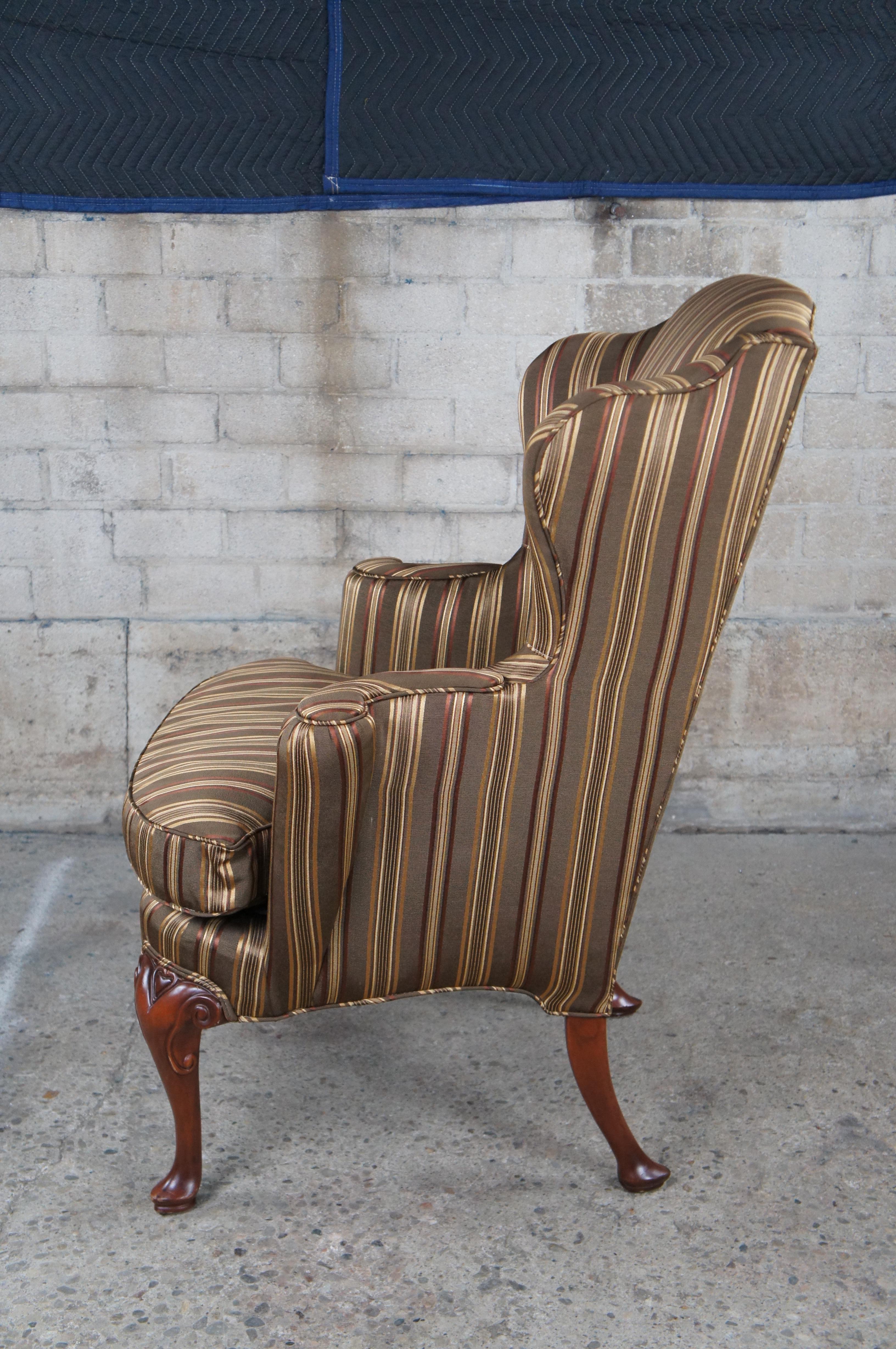 Vintage Baker Sillón de biblioteca con respaldo alado de caoba y rayas de seda, estilo Queen Anne Seda en venta