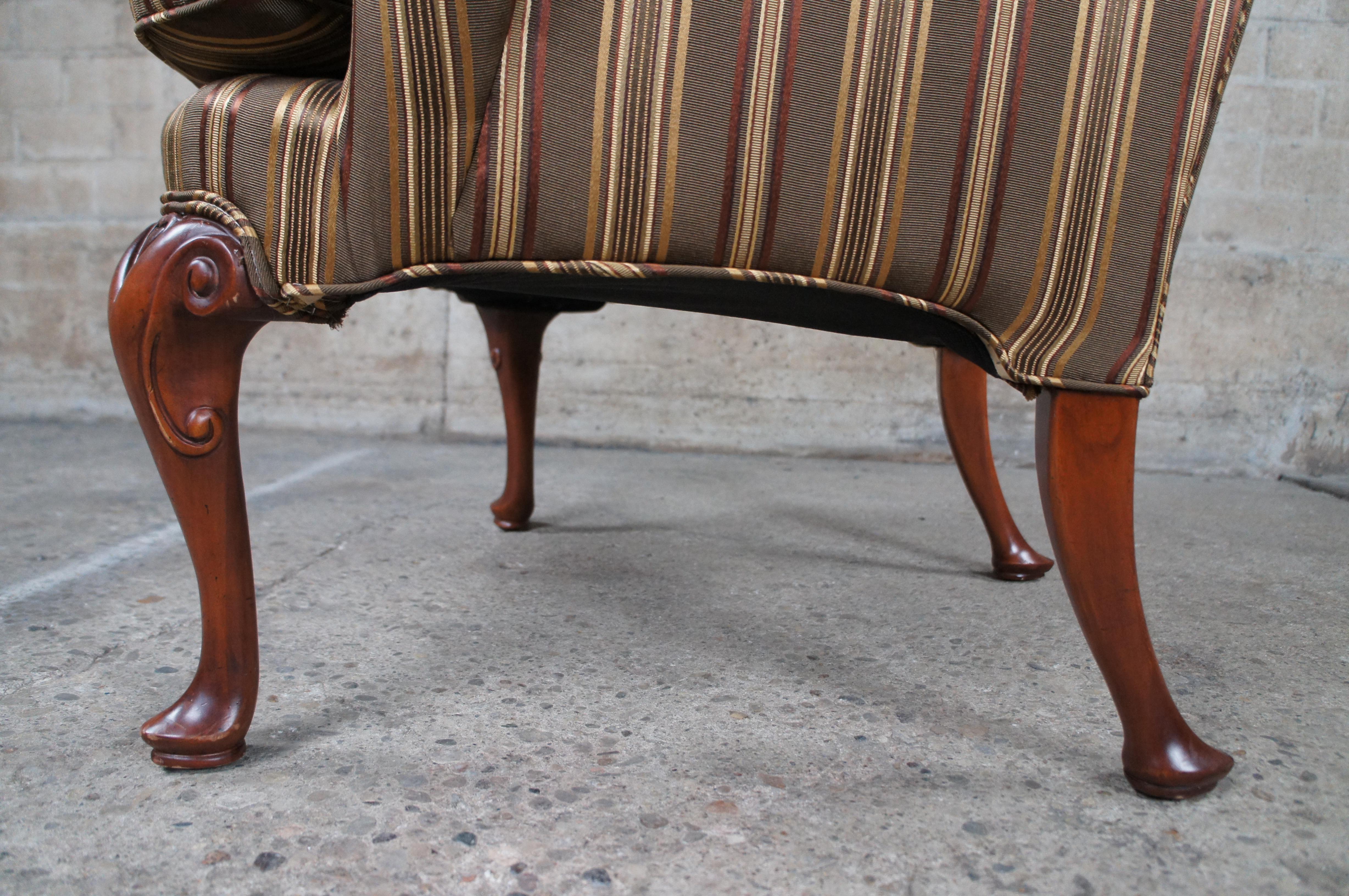 Vintage Baker Sillón de biblioteca con respaldo alado de caoba y rayas de seda, estilo Queen Anne en venta 1