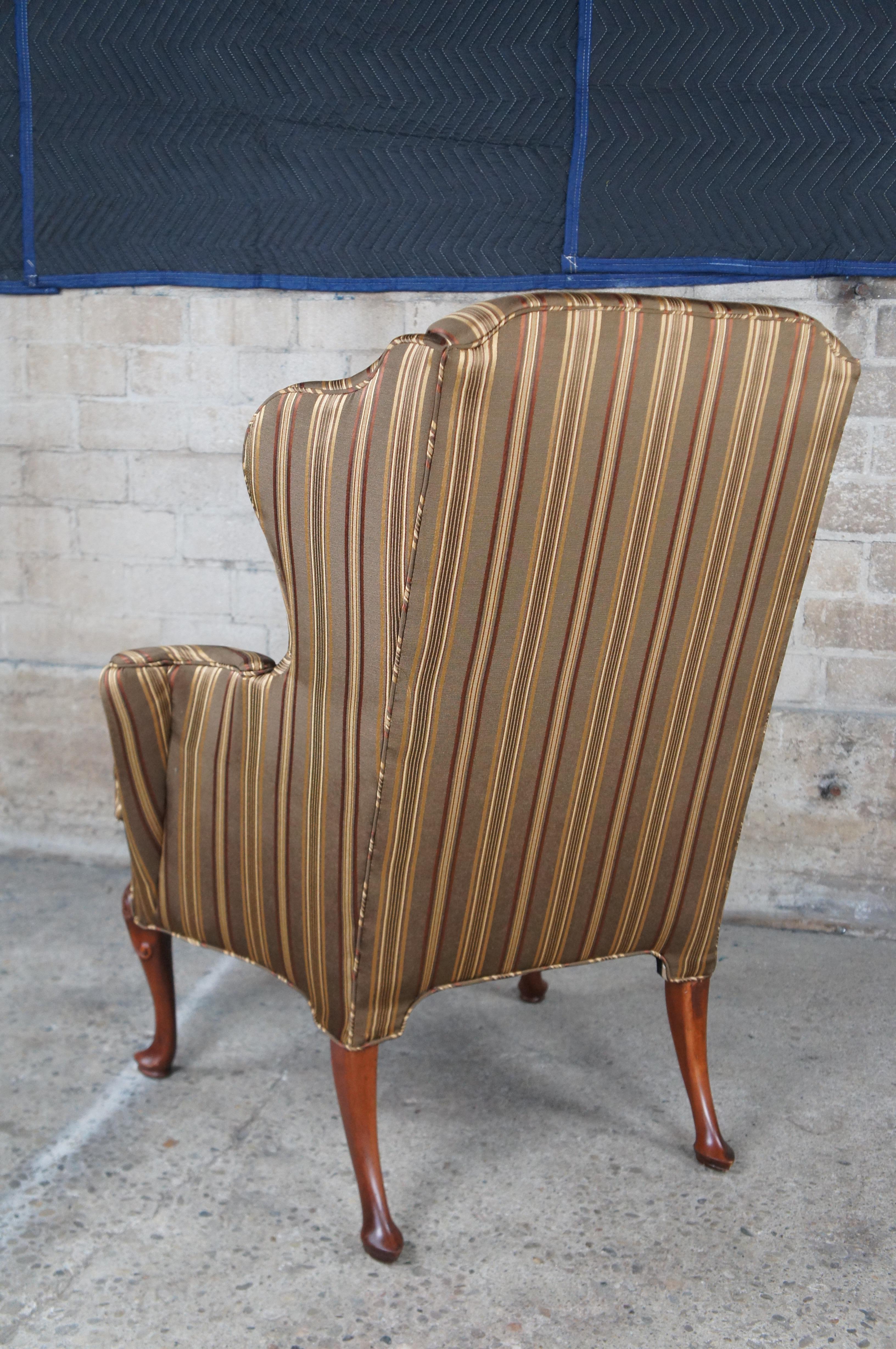 Vintage Baker Sillón de biblioteca con respaldo alado de caoba y rayas de seda, estilo Queen Anne en venta 3