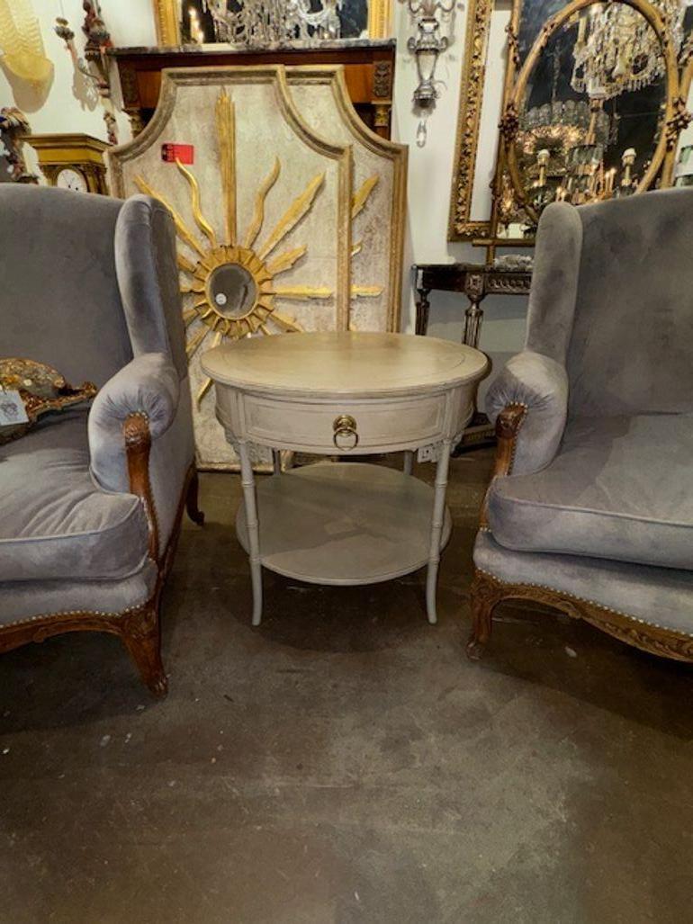 Table d'appoint ronde peinte de style Baker regency vintage. Circa 1970. Une touche classique et intemporelle pour un intérieur raffiné. 26w x 25h