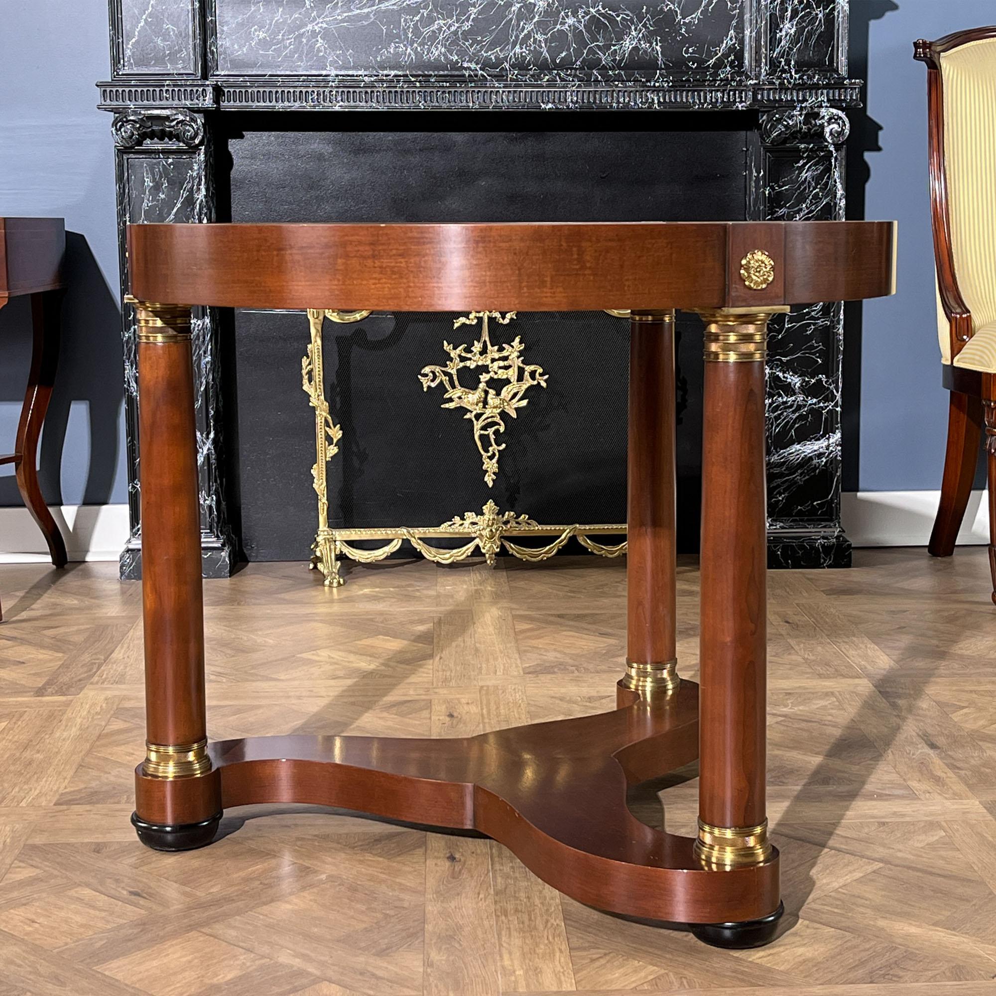 Renaissance Table ronde vintage Baker en vente