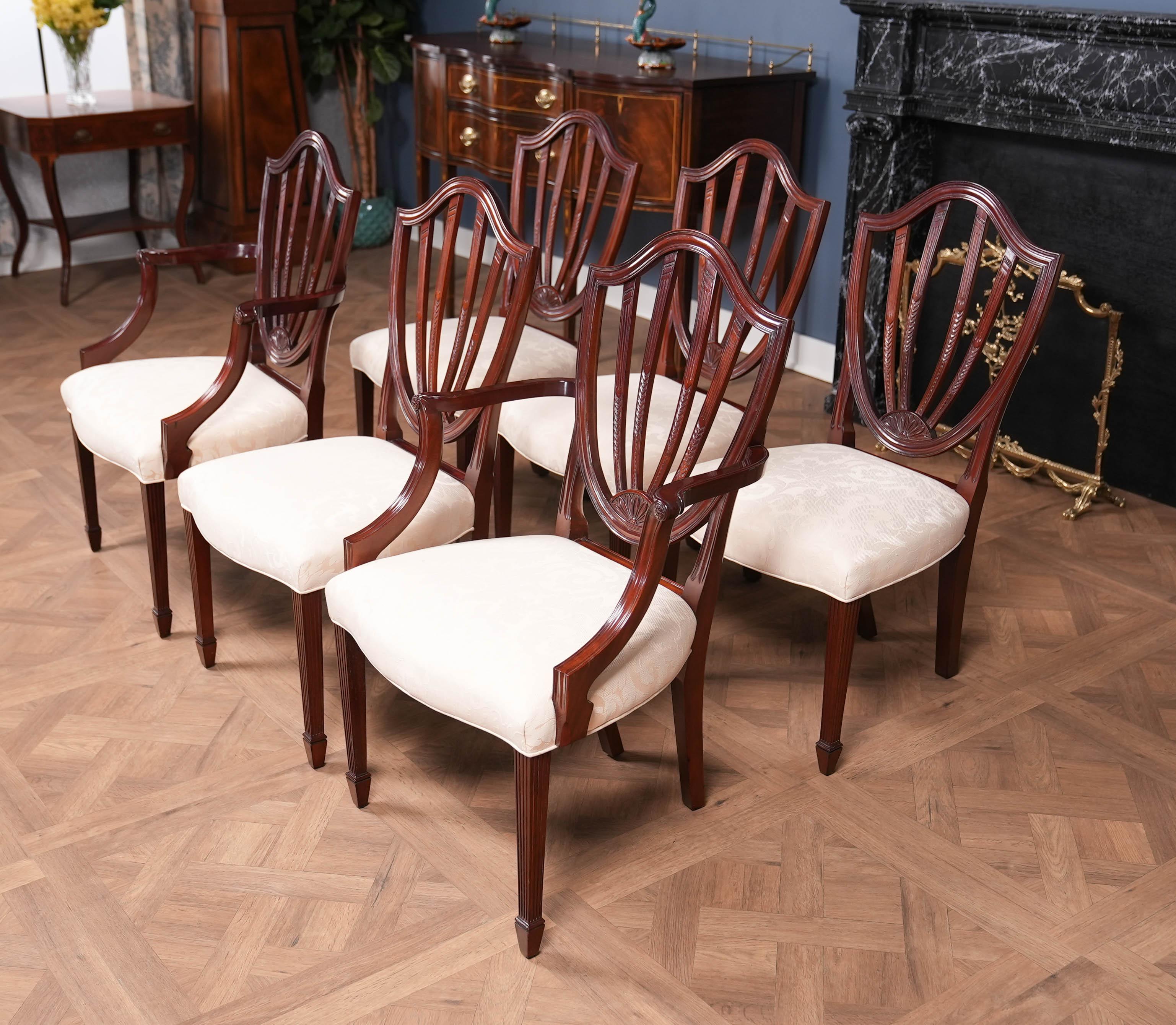 Ein Vintage Baker Set mit 6 Stühlen mit Rückenlehne, die in jedem Esszimmer, in dem sie aufgestellt werden, zum Mittelpunkt werden. Die aus massivem Mahagoni handgefertigten 