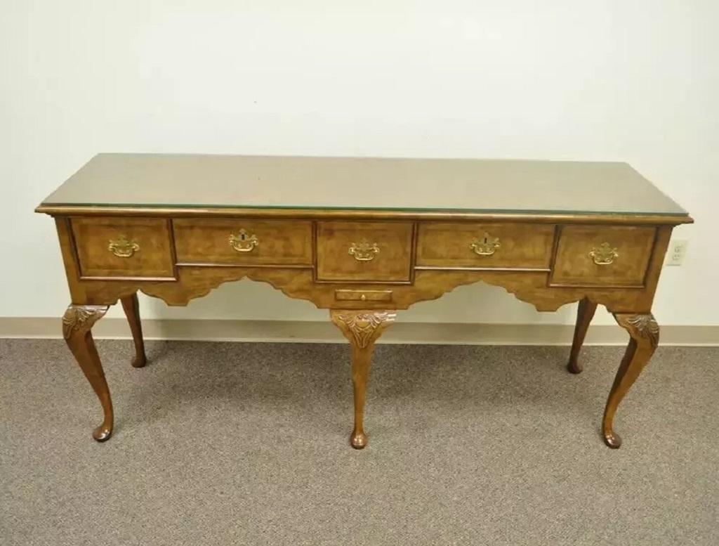 Vintage Ann Baker Stately Homes Queen Anne Inlaid Walnut Sideboard Huntboard Server. L'articolo è caratterizzato da un dettagliato bordo in legno di bosso intarsiato, gambe a cabriole, ferramenta in ottone massiccio, 6 cassetti a coda di rondine,