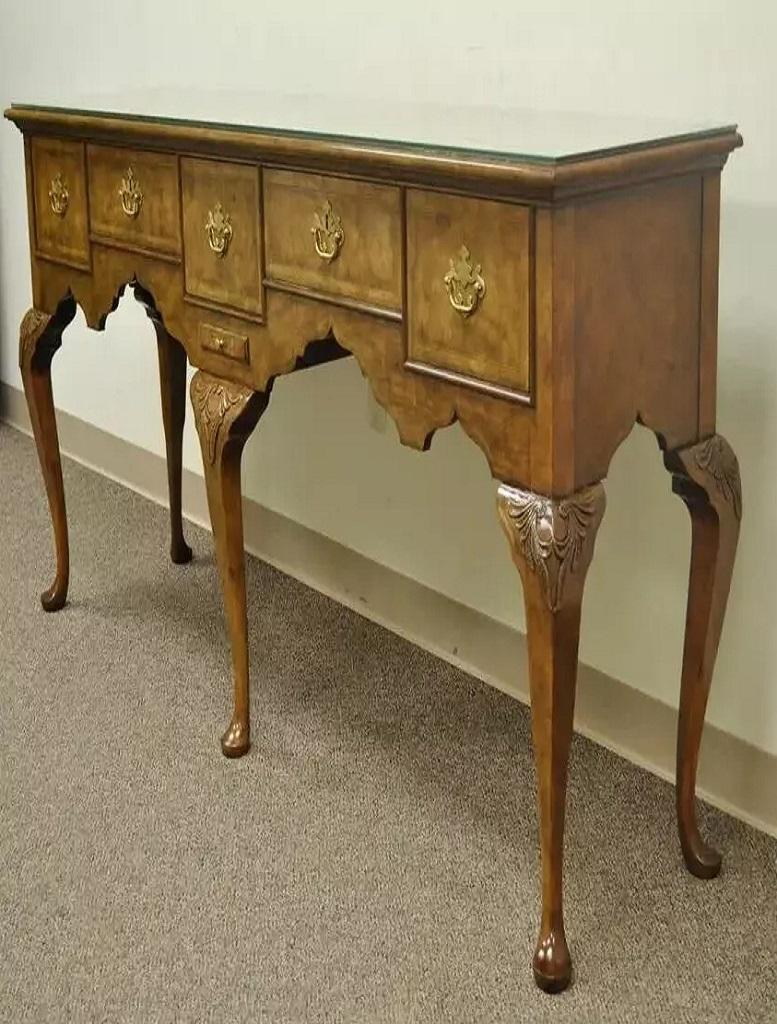 Regina Anna Vintage Ann Baker Stately Homes Queen Anne Burl Walnut Sideboard Huntboard Server in vendita